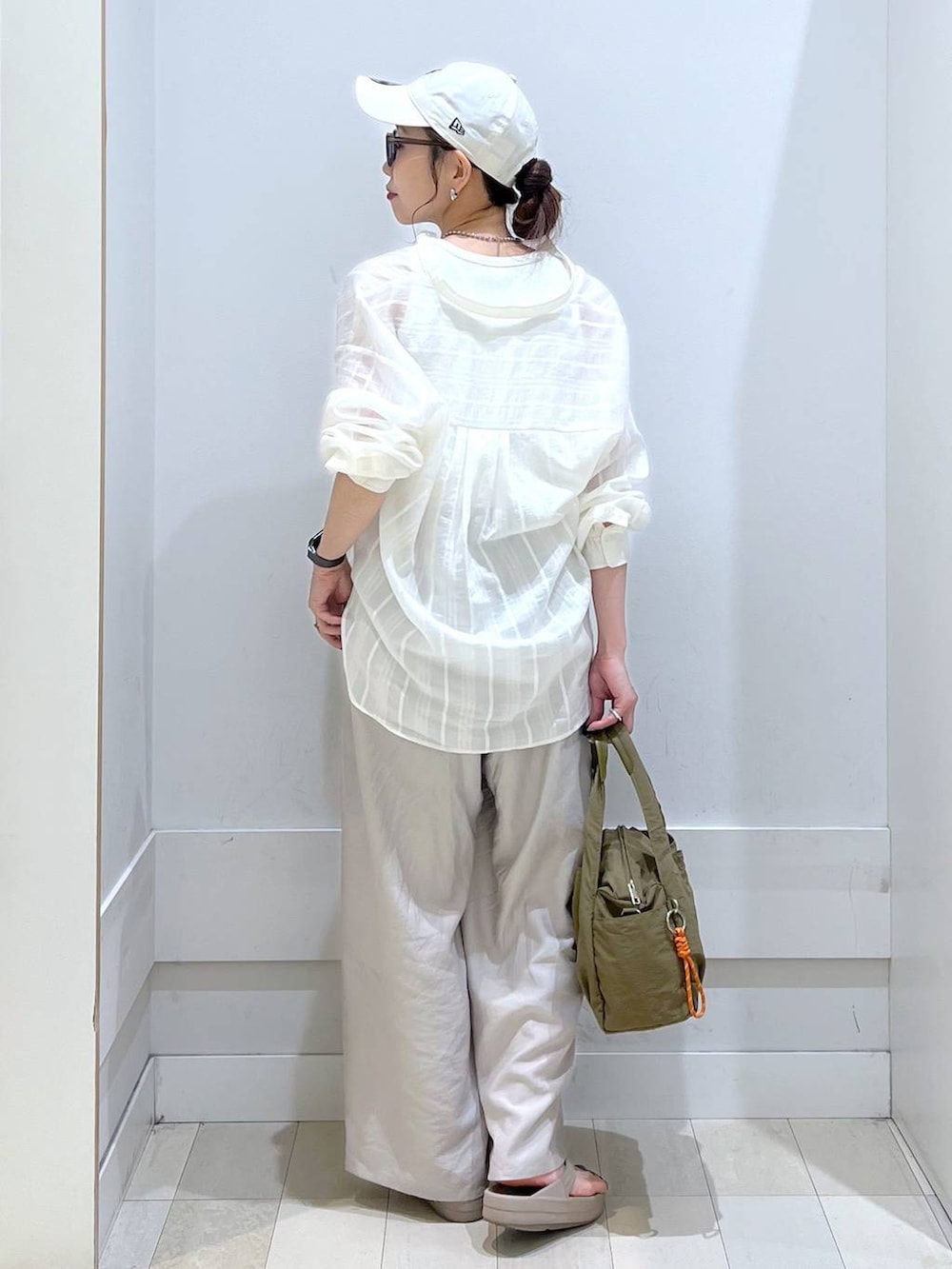 「カジュアル、きれいめ、体型カバー、シャツ、タンクトップ、ワイドパンツ、楽ちんコーデ、トートバッグ、夏コーデ、サングラス、GLOBAL WORK、キャップ」|「GLOBAL WORKの9TWENTYCAP/NEW ERA/252025(キャップ、ホワイト系)」を使った、アリマさん(レディース・158cm)の夏コーディネートの3枚目の写真
