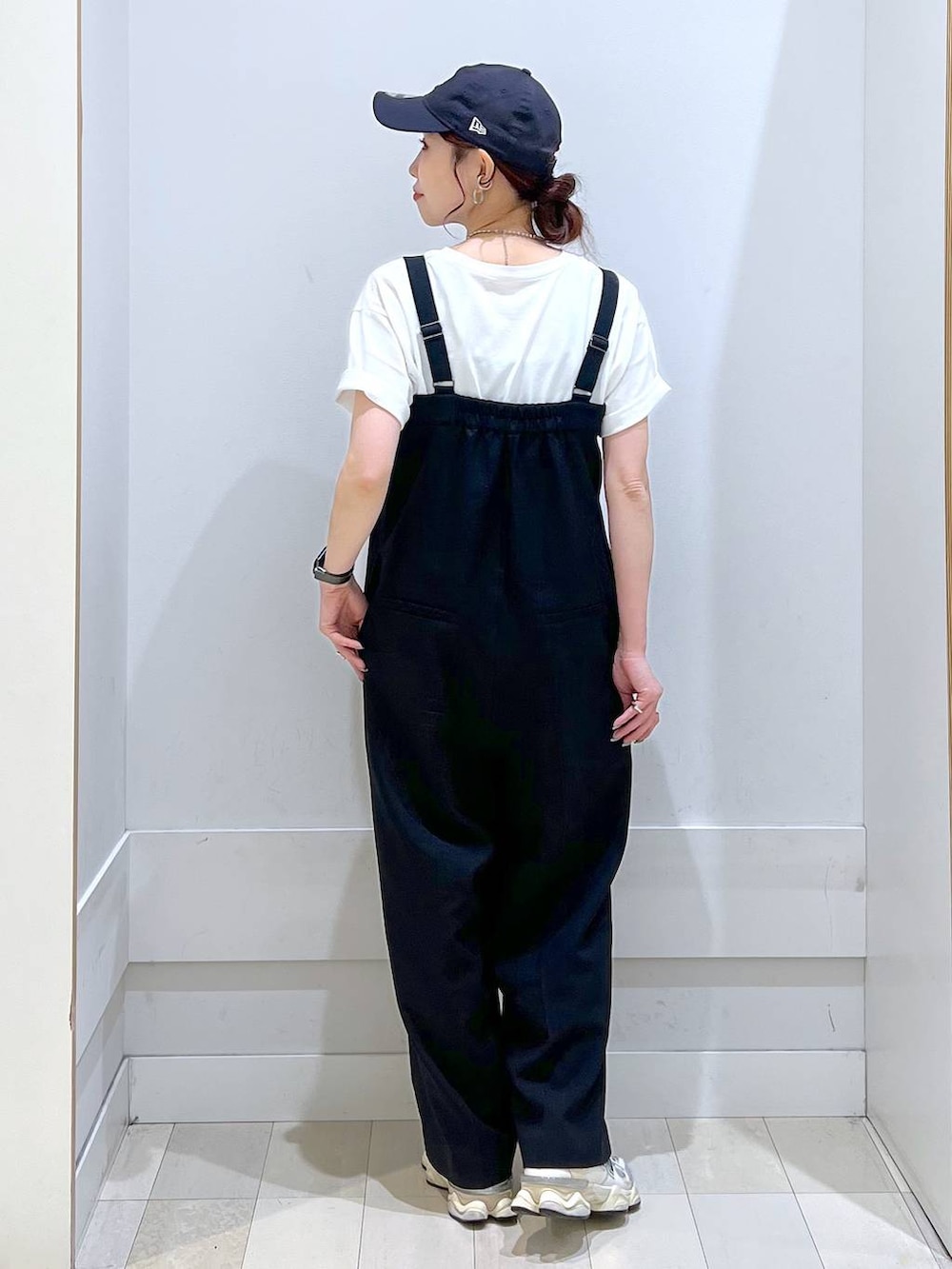 「カジュアル、きれいめ、体型カバー、シャツ、サロペット、Tシャツ、ショルダーバッグ、夏コーデ、楽ちんコーデ、GLOBAL WORK」｜「GLOBAL WORKのリッチクリーンプリントT半袖/147640（Tシャツ/カットソー、ホワイト系）」を使った、アリマさん（レディース・158cm）の春コーディネートの6枚目の写真