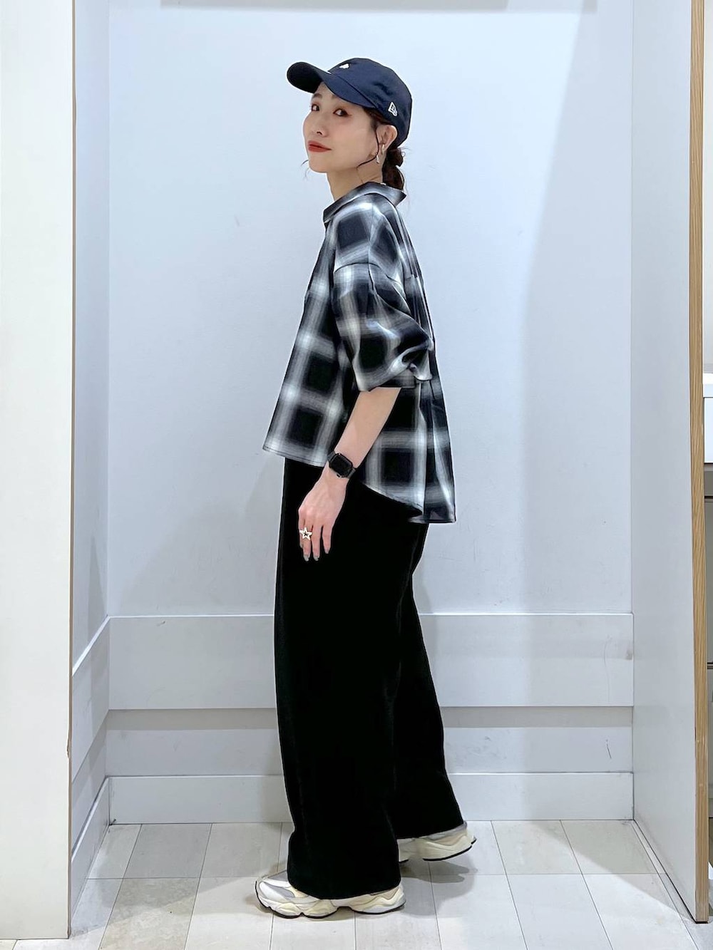「カジュアル、きれいめ、体型カバー、シャツ、サロペット、Tシャツ、ショルダーバッグ、夏コーデ、楽ちんコーデ、GLOBAL WORK」｜「GLOBAL WORKのリッチクリーンプリントT半袖/147640（Tシャツ/カットソー、ホワイト系）」を使った、アリマさん（レディース・158cm）の春コーディネートの2枚目の写真