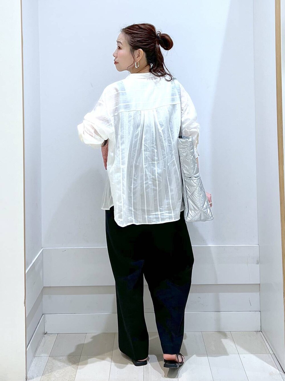 「カジュアル、きれいめ、体型カバー、シャツ、サロペット、タンクトップ、夏コーデ、GLOBAL WORK、楽ちんコーデ、トートバッグ」｜「GLOBAL WORKの推しごとキルティングトート/145465（トートバッグ、シルバー系）」を使った、アリマさん（レディース・158cm）の春コーディネートの3枚目の写真