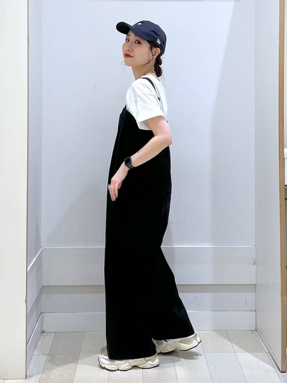 「カジュアル、きれいめ、体型カバー、シャツ、サロペット、Tシャツ、ショルダーバッグ、夏コーデ、楽ちんコーデ、GLOBAL WORK」｜「GLOBAL WORKのリッチクリーンプリントT半袖/147640（Tシャツ/カットソー、ホワイト系）」を使った、アリマさん（レディース・158cm）の春コーディネートの5枚目の写真