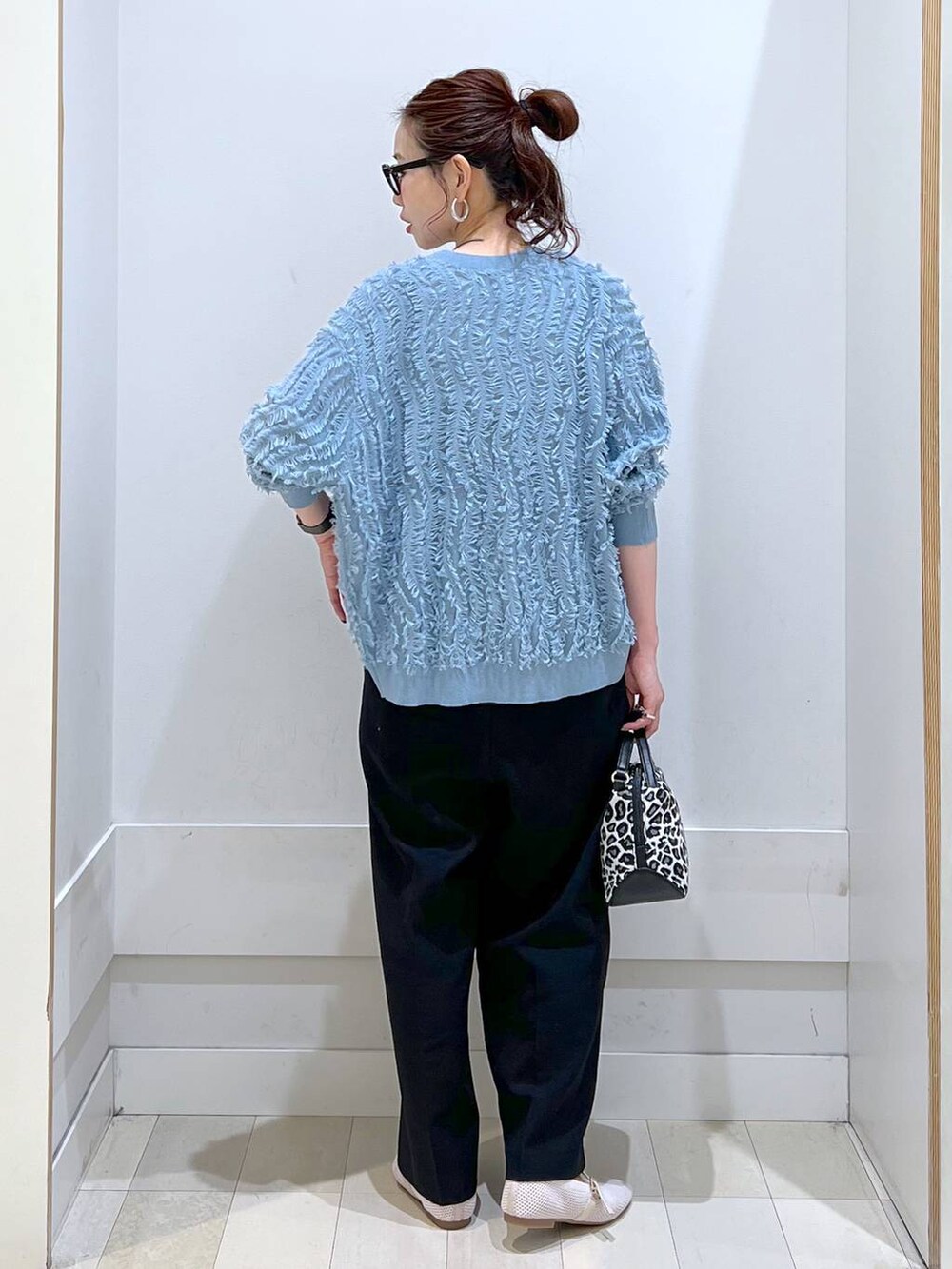 「カジュアル、きれいめ、体型カバー、カーディガン、サロペット、タンクトップ、フラットシューズ、ショルダーバッグ、夏コーデ、GLOBAL WORK」｜「GLOBAL WORKのスペ軽お財布ショルダー/132336（ショルダーバッグ、その他）」を使った、アリマさん（レディース・158cm）の春コーディネートの3枚目の写真