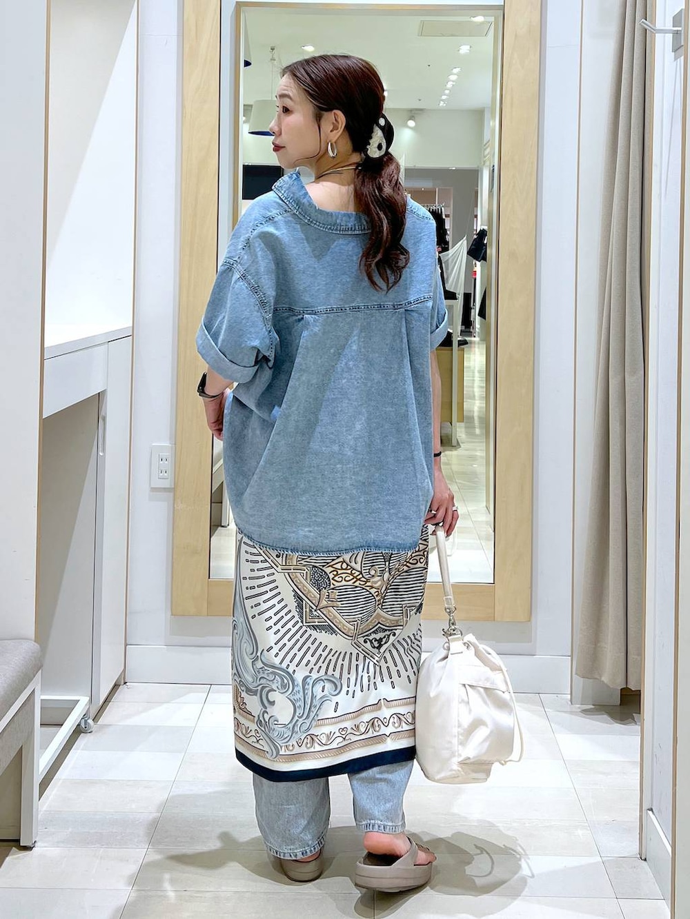 「カジュアル、きれいめ、体型カバー、デニムパンツ、デニムシャツ、GOOD DENIM_GLOBAL WORK、ショルダーバッグ、夏コーデ、スカーフ、GLOBAL WORK、カップ付きインナー」｜「GLOBAL WORKのGOODデニムバギーパンツ/118365（デニムパンツ、ブルー系）」を使った、アリマさん（レディース・158cm）の夏コーディネートの3枚目の写真