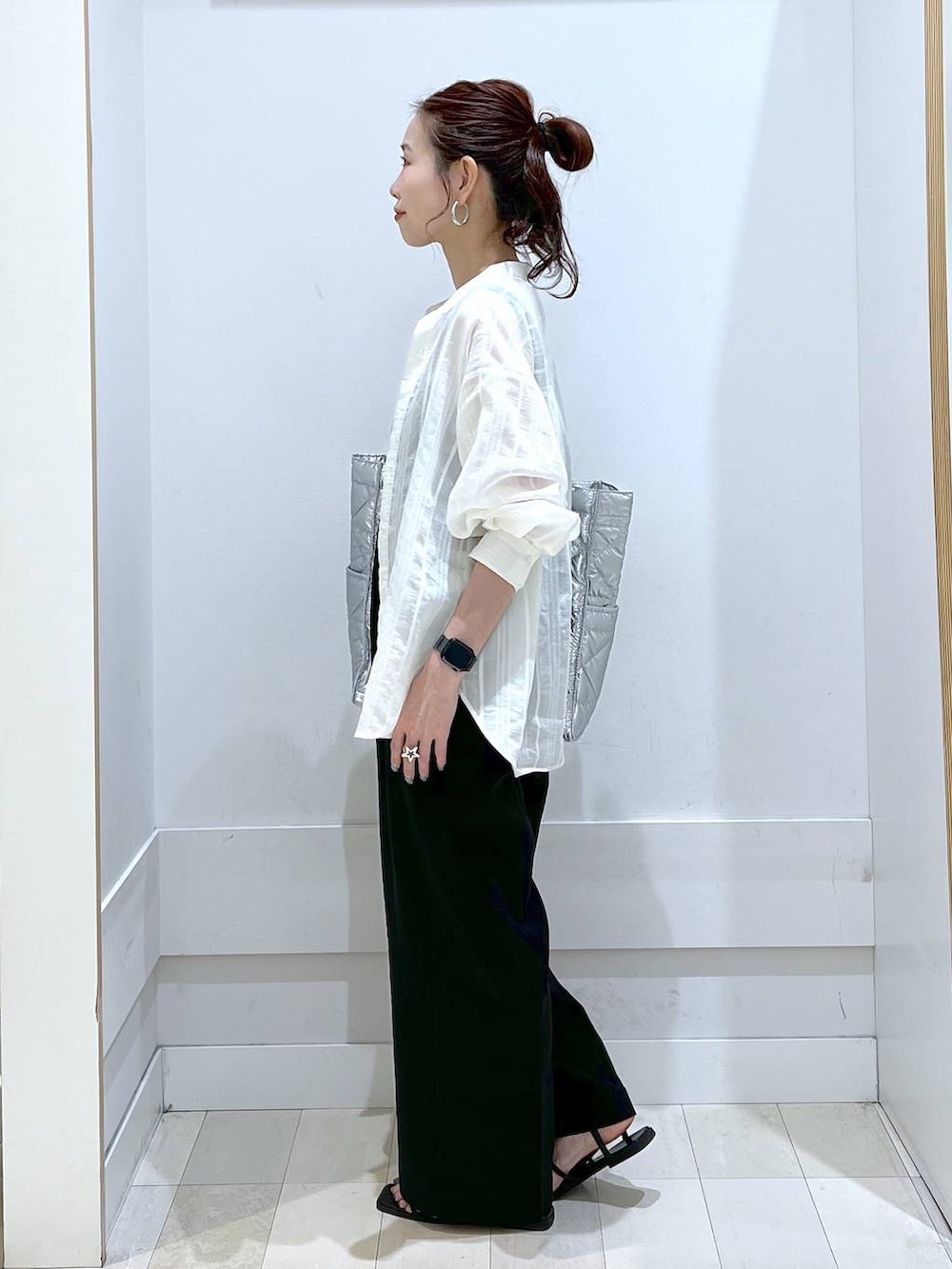 「カジュアル、きれいめ、体型カバー、シャツ、サロペット、タンクトップ、夏コーデ、GLOBAL WORK、楽ちんコーデ、トートバッグ」｜「GLOBAL WORKの推しごとキルティングトート/145465（トートバッグ、シルバー系）」を使った、アリマさん（レディース・158cm）の春コーディネートの2枚目の写真