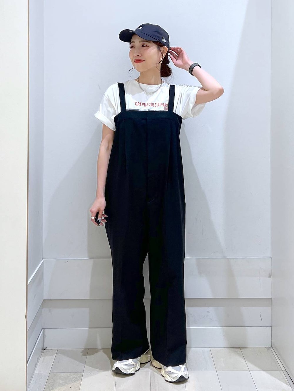 「カジュアル、きれいめ、体型カバー、シャツ、サロペット、Tシャツ、ショルダーバッグ、夏コーデ、楽ちんコーデ、GLOBAL WORK」｜「GLOBAL WORKのリッチクリーンプリントT半袖/147640（Tシャツ/カットソー、ホワイト系）」を使った、アリマさん（レディース・158cm）の春コーディネートの4枚目の写真
