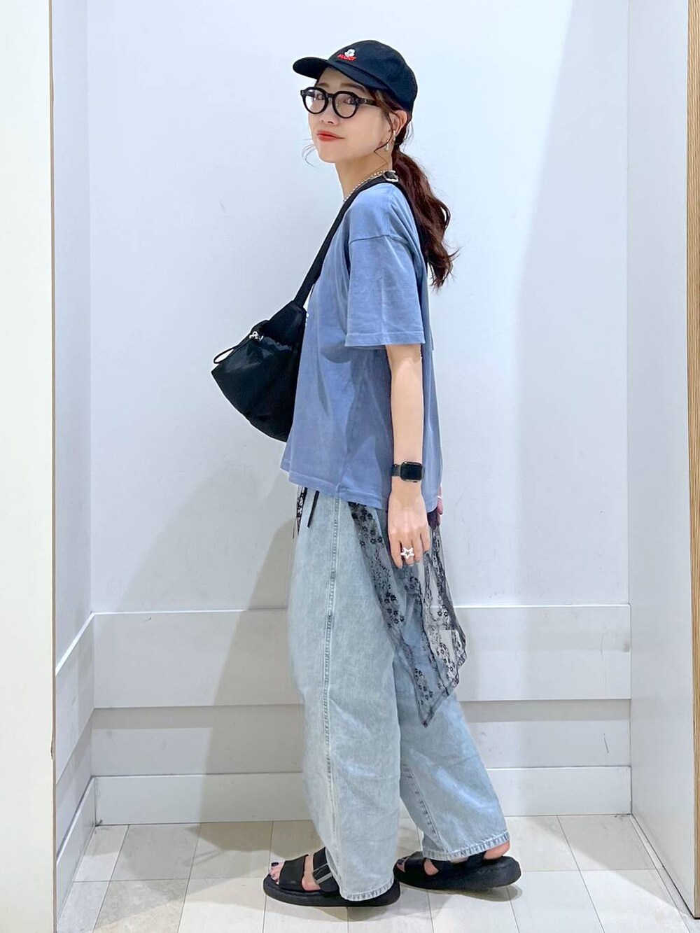 「カジュアル、きれいめ、体型カバー、Tシャツ、デニムパンツ、GOOD DENIM_GLOBAL WORK、ショルダーバッグ、キャップ、カジュアルコーデ、シンプルコーデ、GLOBAL WORK」|「GLOBAL WORKのGOODデニムバギーパンツ/118365(デニムパンツ、ブルー系)」を使った、アリマさん(レディース・158cm)の春コーディネートの2枚目の写真