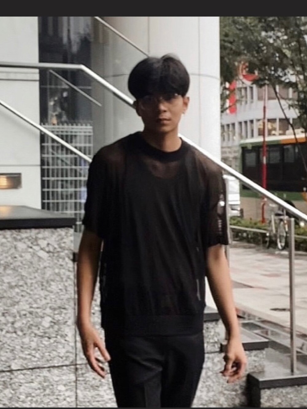 ブラック系のトップス、グリーン系のタンクトップ、ブラック系のパンツを着用したメンズの夏コーディネートの2枚目の写真