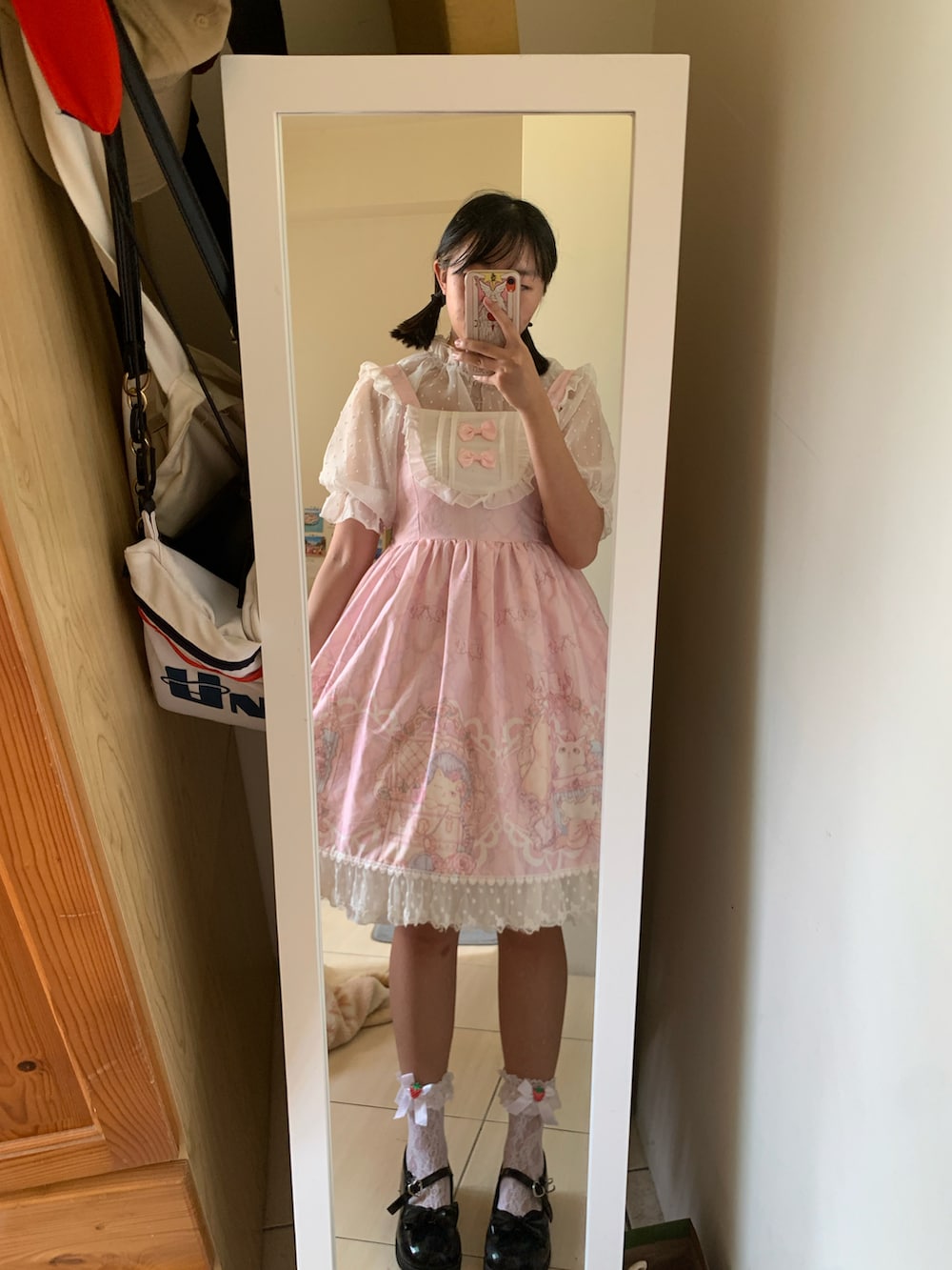 ピンク系のワンピース/ドレスを着用したレディースの春コーディネートの2枚目の写真