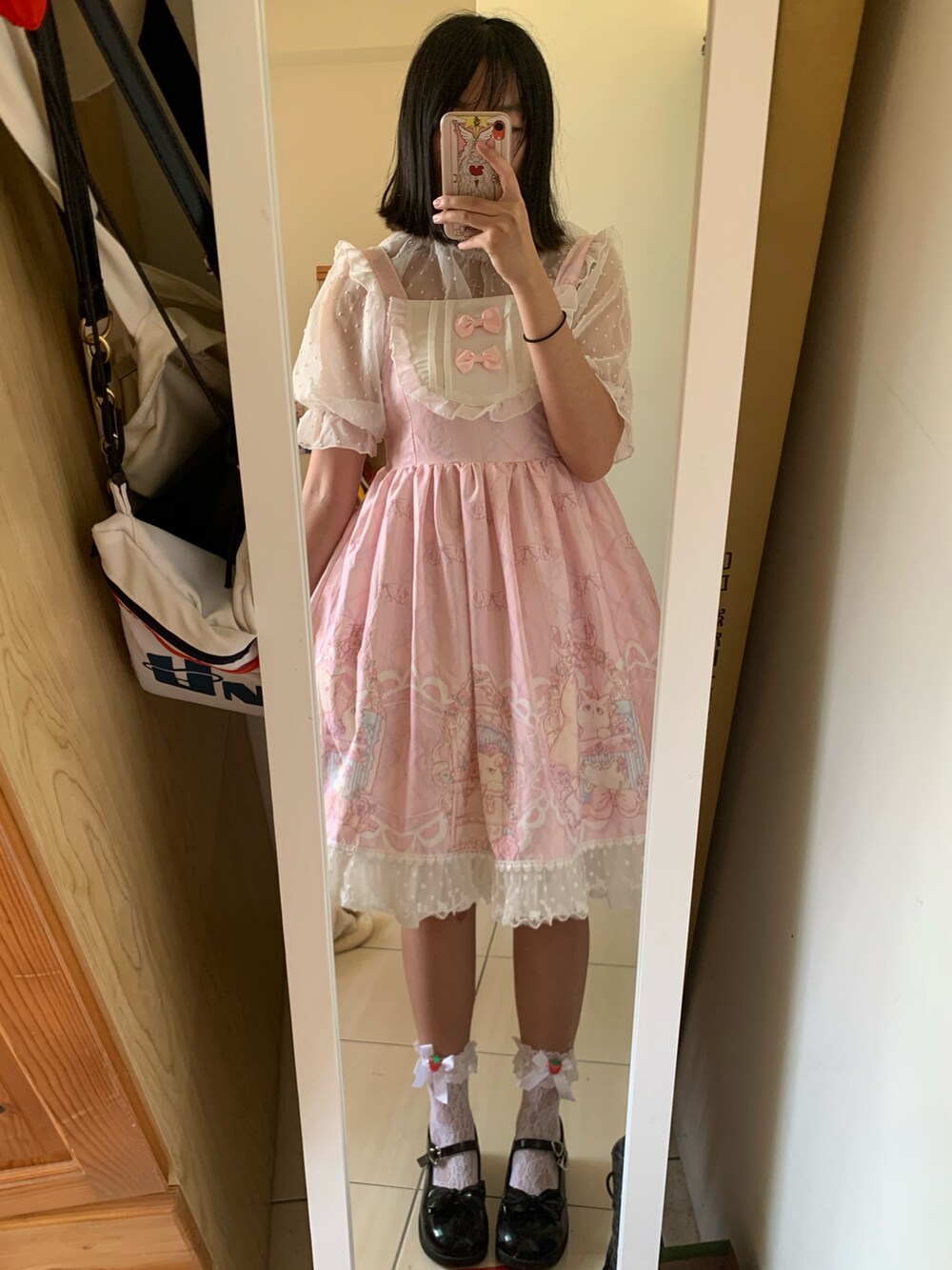 ピンク系のワンピース/ドレスを着用したレディースの春コーディネートの3枚目の写真