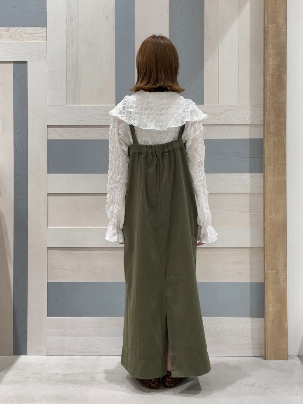 ホワイト系のシャツ/ブラウス、グリーン系のワンピース、ブラウン系のドレスシューズを着用したレディースの秋コーディネートの2枚目の写真