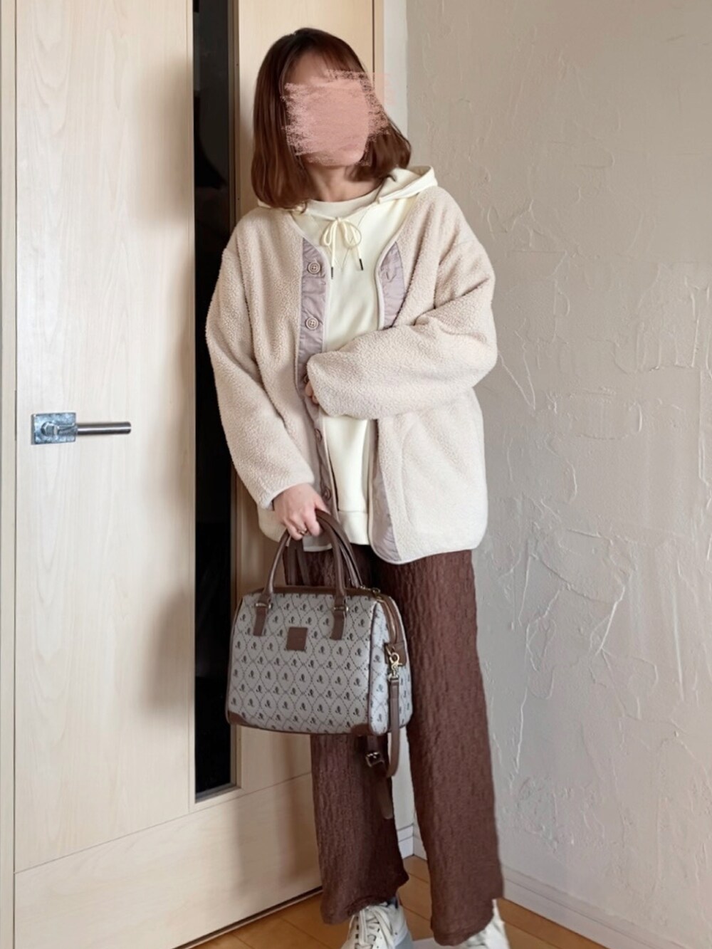 ベージュ系のスウェット、ブラウン系のその他パンツ、その他のボストンバッグを着用したレディースの春コーディネートの3枚目の写真