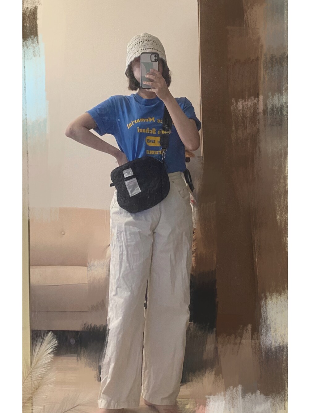 ブルー系のTシャツ/カットソー、ベージュ系のチノパンツ、ブラック系のショルダーバッグを着用したレディースの夏コーディネートの2枚目の写真