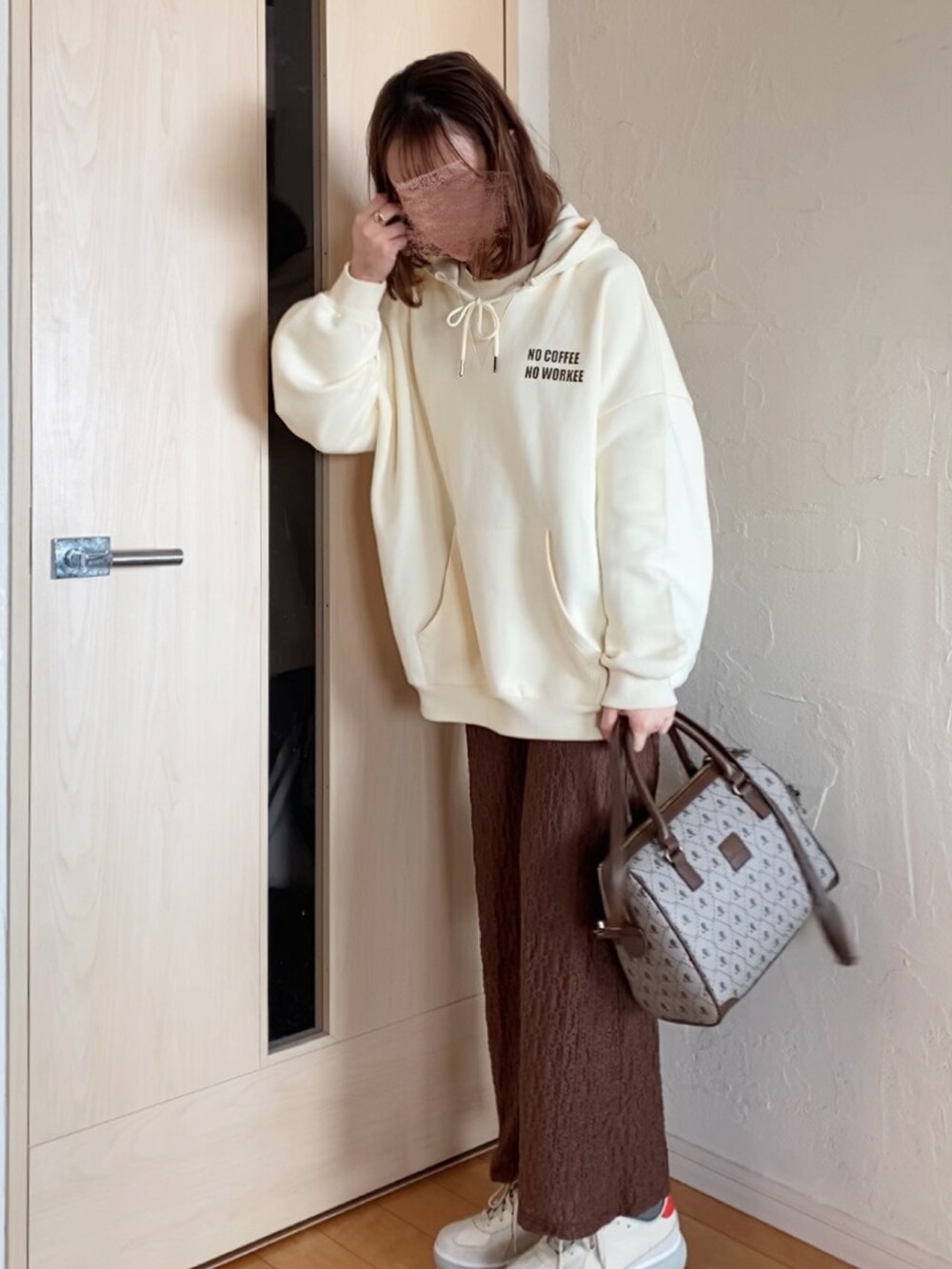 ベージュ系のスウェット、ブラウン系のその他パンツ、その他のボストンバッグを着用したレディースの春コーディネートの2枚目の写真