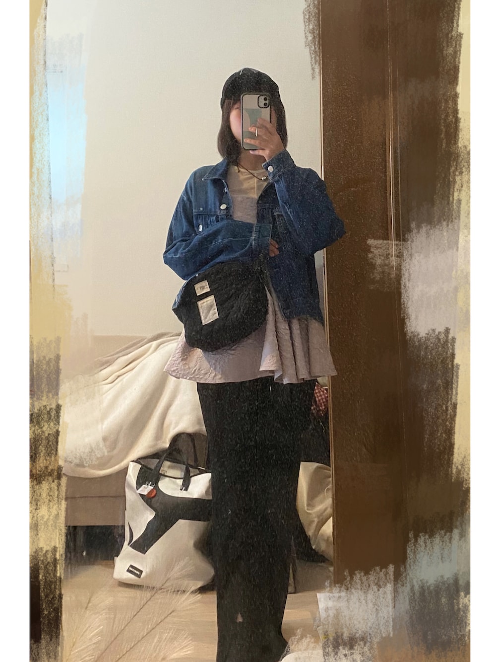 ホワイト系のTシャツ/カットソー、パープル系のシャツ/ブラウス、ブラック系のその他パンツを着用したレディースの春コーディネートの2枚目の写真
