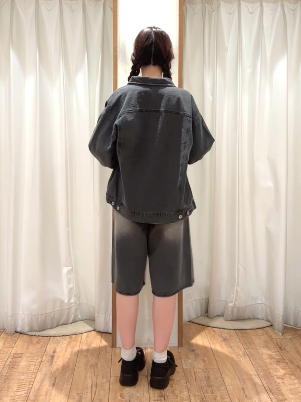 「ehka sopo、ehkasopo、エヘカソポ、エヘカ、デニム、デニムコーデ、セットアップ」｜「ehka sopoのテープ刺繍シアーカットソー（Tシャツ/カットソー、ホワイト系）」を使った、ayanoさん（レディース・162cm）の春コーディネートの3枚目の写真