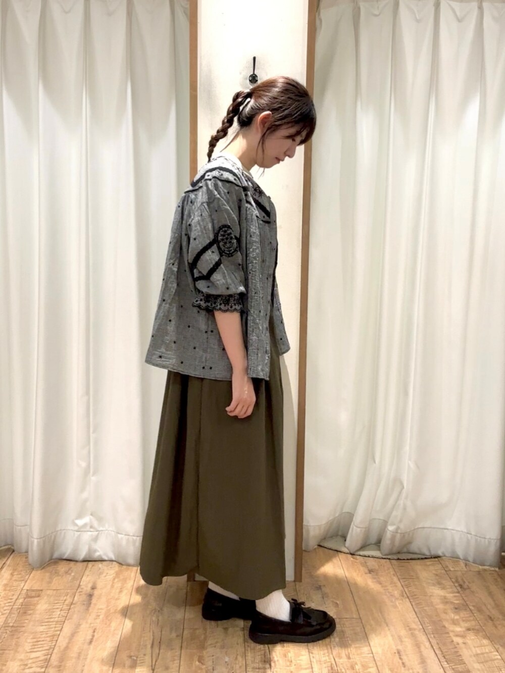 グリーン系のワンピースを着用したレディースの秋コーディネートの3枚目の写真