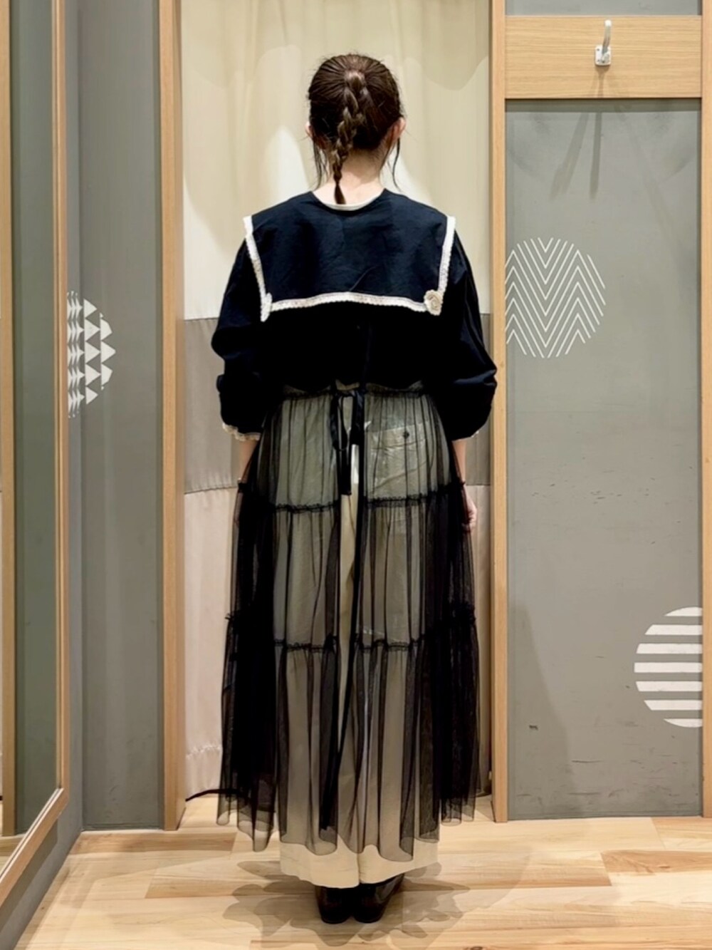 ブラック系のシャツ/ブラウス、ホワイト系のその他パンツ、ブラック系のワンピースを着用したレディースの春コーディネートの3枚目の写真