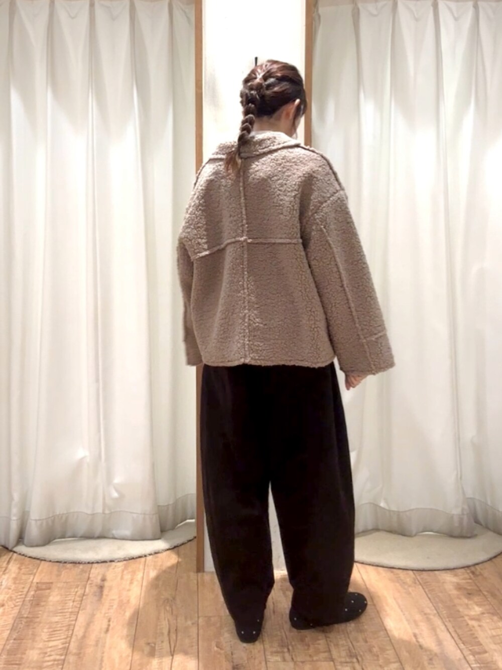 ブラウン系のブルゾンを着用したレディースの冬コーディネートの2枚目の写真