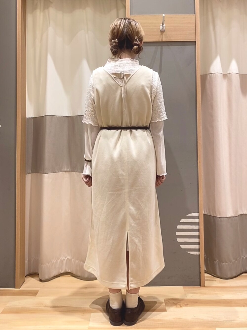 ホワイト系のTシャツ/カットソー、ホワイト系のTシャツ/カットソー、ホワイト系のワンピースを着用したレディースの春コーディネートの3枚目の写真