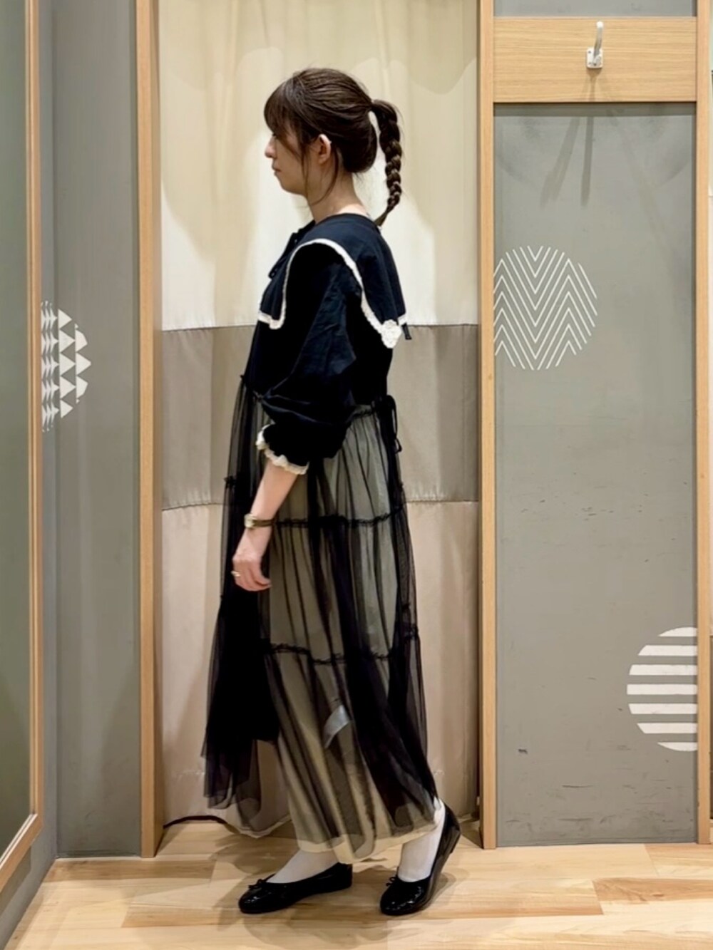 ブラック系のシャツ/ブラウス、ホワイト系のその他パンツ、ブラック系のワンピースを着用したレディースの春コーディネートの2枚目の写真