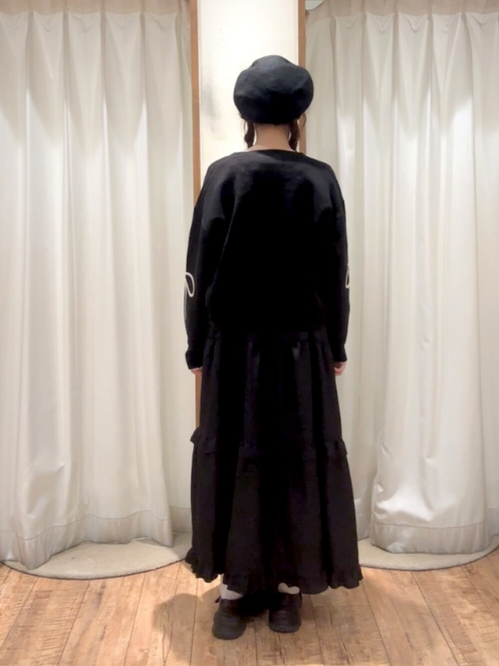 「ehka sopo、ehkasopo、エヘカ、エヘカソポ」｜「ehka sopoのフリルティアードキャミワンピース（ワンピース、ブラック系）」を使った、ayanoさん（レディース・162cm）の冬コーディネートの2枚目の写真
