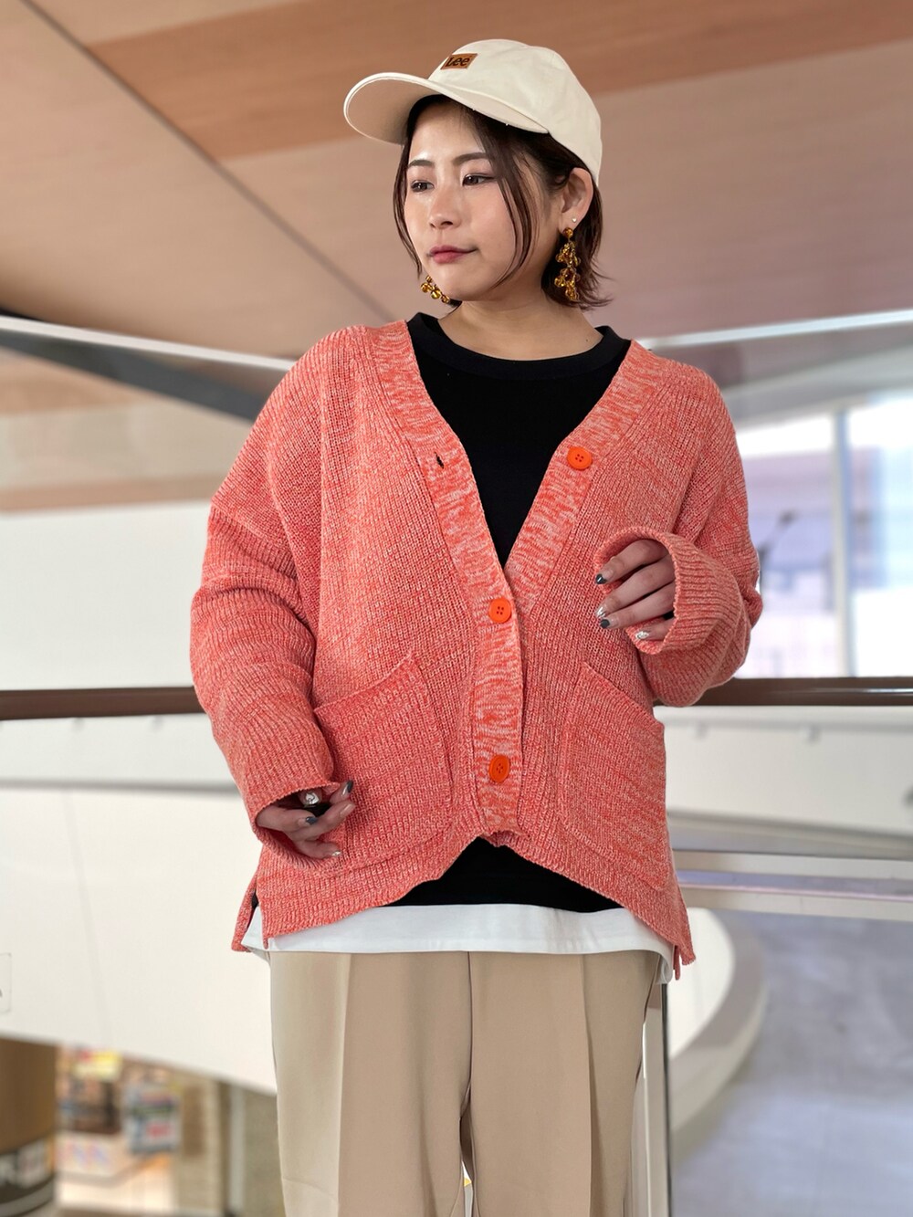 「パンツコーデ、ゆったりコーデ、オトナカジュアル、お洒落さんとつながりたい、春コーデ、春先取り、パステルカラー、オトナ女子、いいね、save、フォローお願いします🤑、スニーカーコーデ、公園」｜「Leeのアイテム（キャップ、ベージュ系）」を使った、ha-tan. ✩.*˚さん（レディース・157cm）の冬コーディネートの3枚目の写真