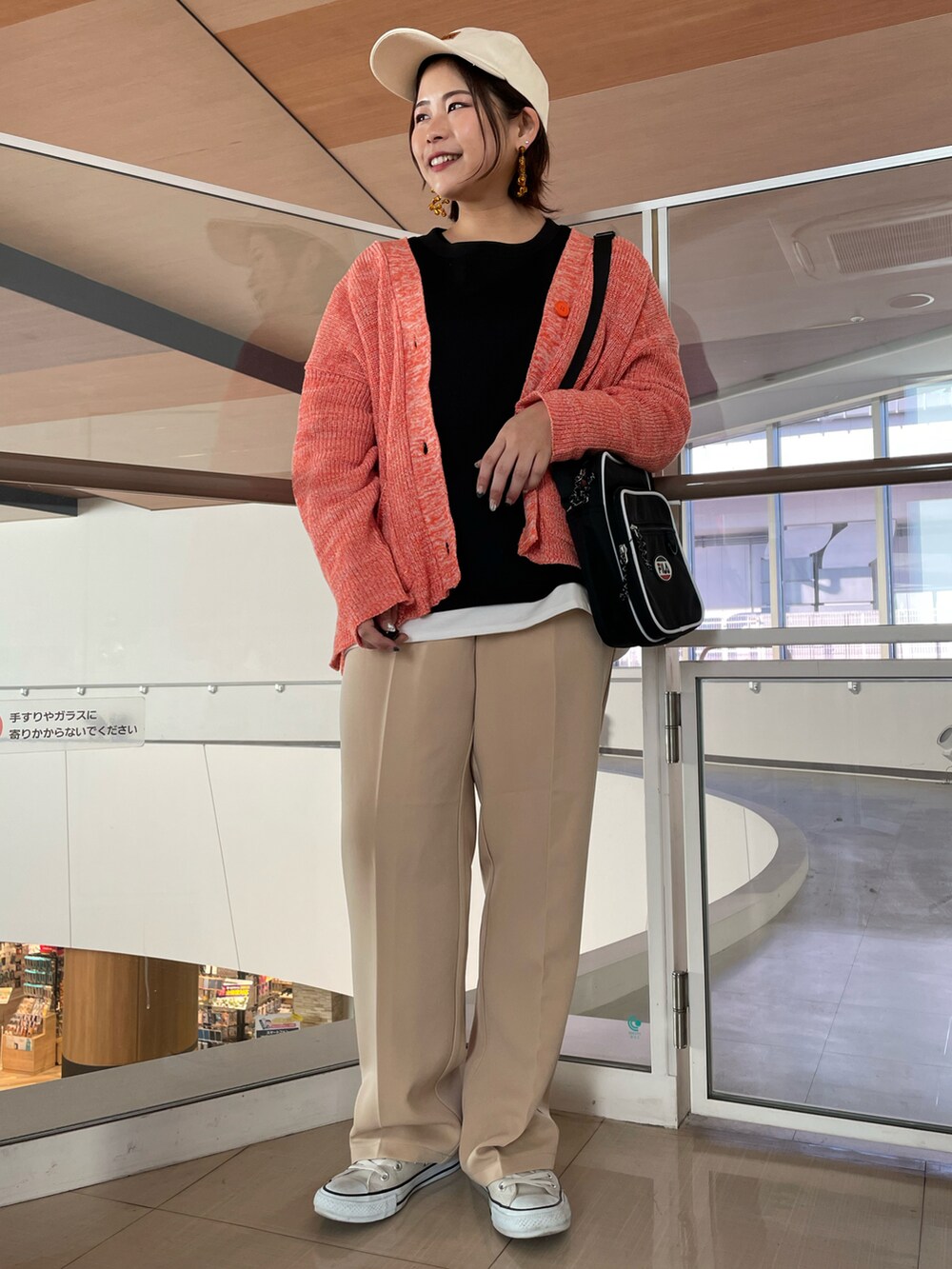 「パンツコーデ、ゆったりコーデ、オトナカジュアル、お洒落さんとつながりたい、春コーデ、春先取り、パステルカラー、オトナ女子、いいね、save、フォローお願いします🤑、スニーカーコーデ、公園」｜「Leeのアイテム（キャップ、ベージュ系）」を使った、ha-tan. ✩.*˚さん（レディース・157cm）の冬コーディネートの2枚目の写真