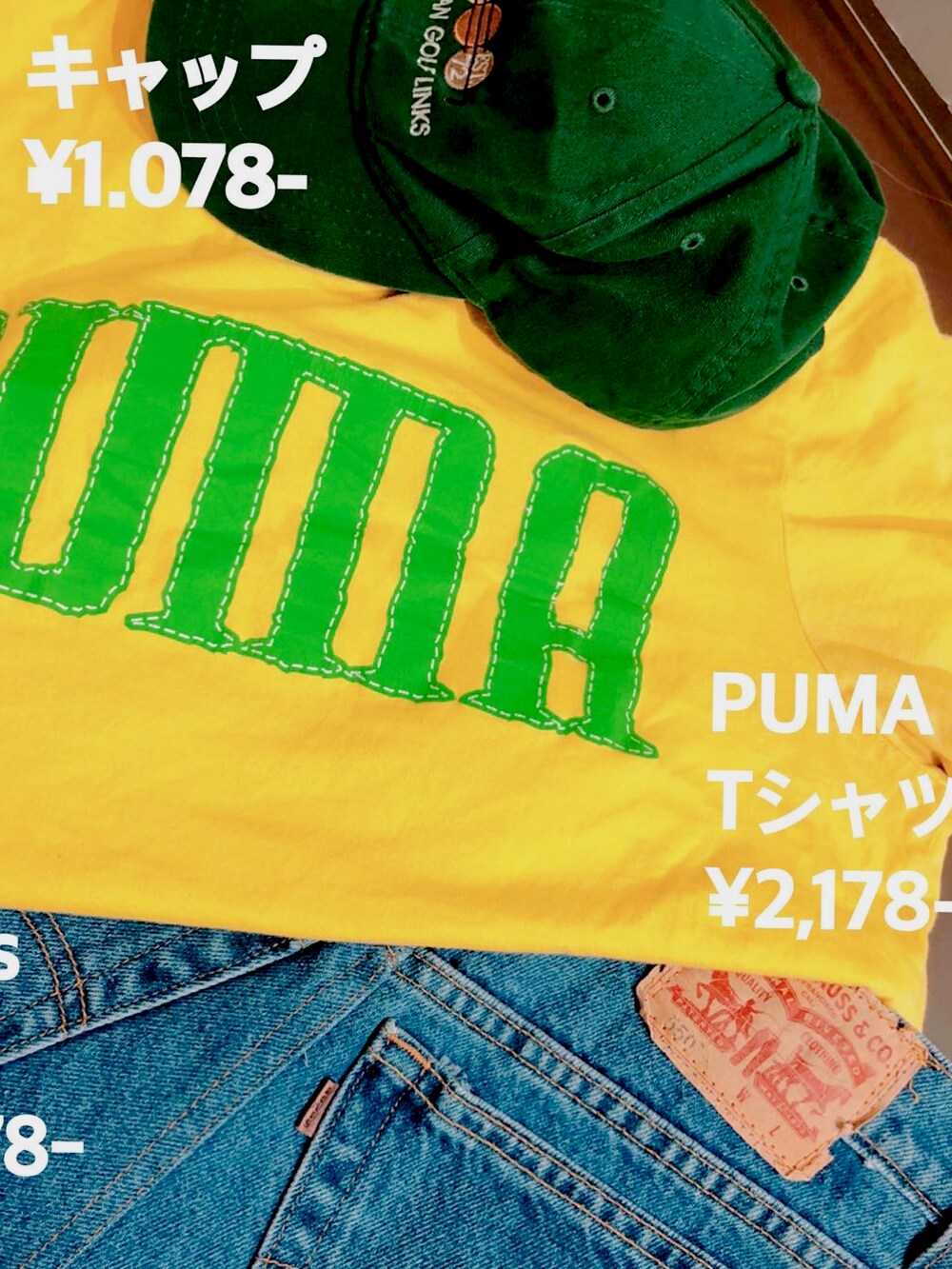 イエロー系のTシャツ/カットソー、ブルー系のデニムパンツ、グリーン系のキャップを着用したレディースの夏コーディネートの3枚目の写真