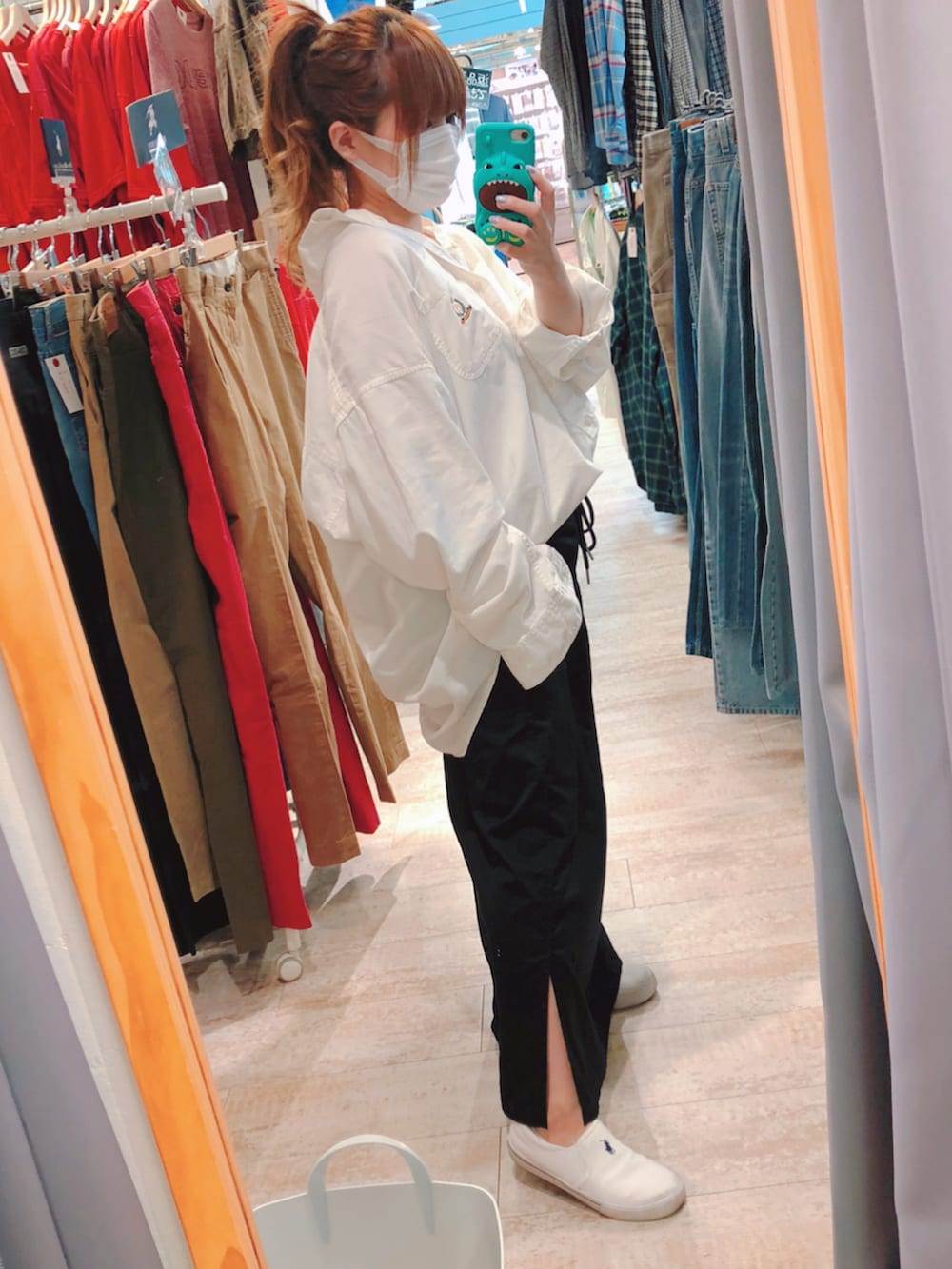 「カジュアルコーデ、大人コーデ、ゆるコーデ、低身長女子、プチプラ、白シャツ、CHAPS、Polo Ralph Lauren、オーバーサイズ、古着、ポニーテール、いいね、save、フォローお願いします🤑、アパレルスタッフ、ワンピース、モノトーン」｜「chocol raffine robeのアイテム（ジャンパースカート、ブラック系）」を使った、@Chieさん（レディース・149cm）の夏コーディネートの2枚目の写真