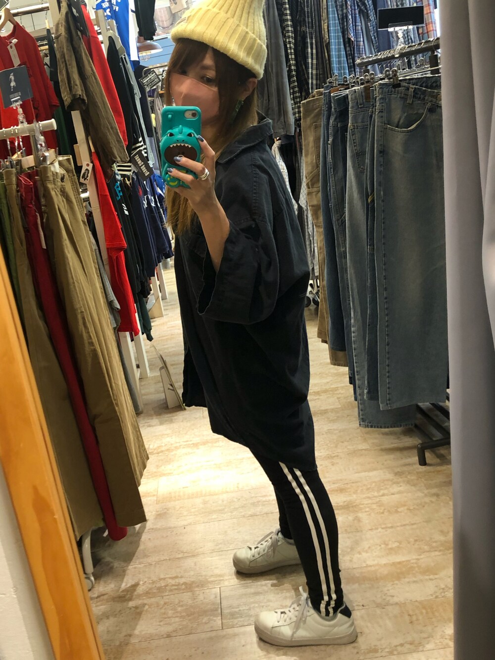 ブラック系のその他パンツ、ブラック系のシャツ/ブラウス、ホワイト系のスニーカーを着用したレディースの夏コーディネートの2枚目の写真