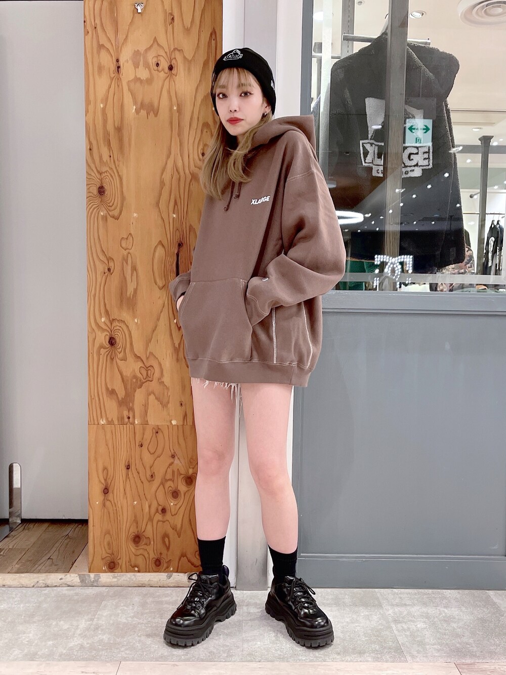 ブラウン系のパーカー、ブラック系のニットキャップ/ビーニーを着用したレディースの秋コーディネートの2枚目の写真