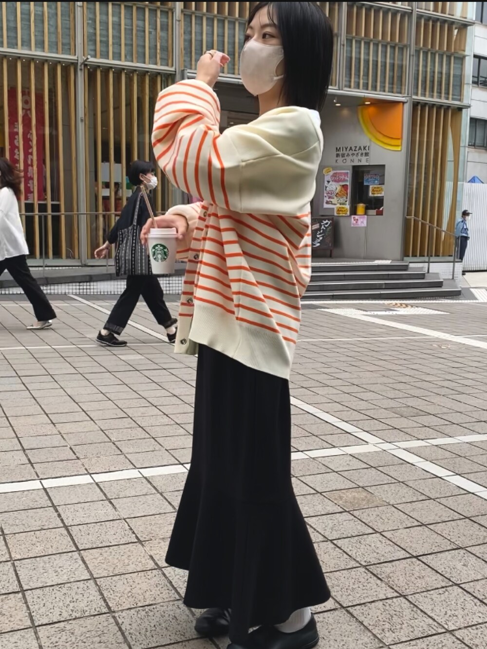 「秋のコーデ、今日のコーデ、きれいめカジュアル、お出かけコーデ、低身長、秋、カーディガン、Discoat、マーメイドスカート、SpRay、ボーダーカーディガン、ボーダー、ootd」｜「DISCOATの【前後2WAY】スポンディッシュカーディガン（カーディガン/ボレロ、オレンジ系）」を使った、chiroさん（レディース・154cm）の秋コーディネートの2枚目の写真