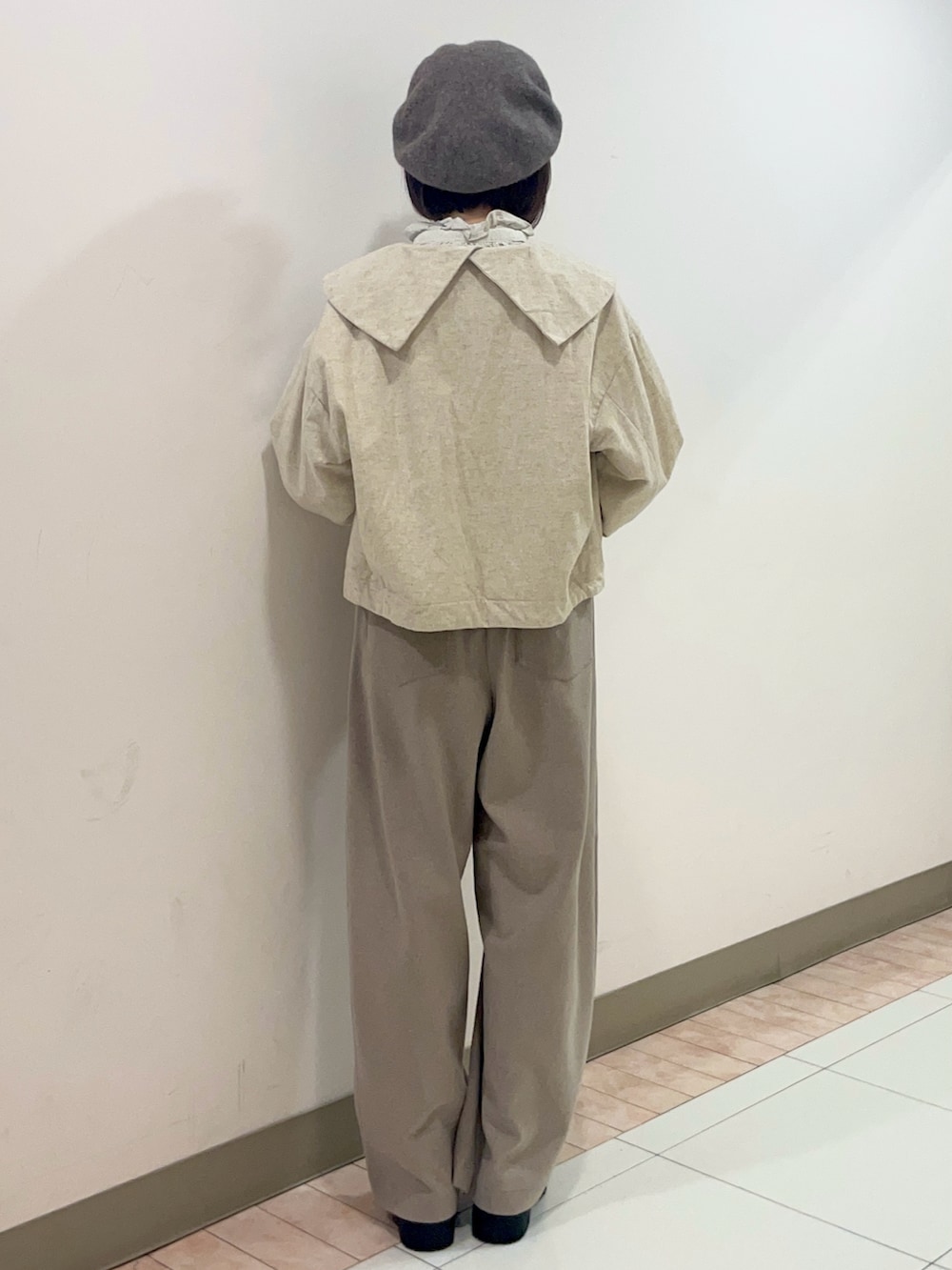 ブラック系のドレスシューズ、グレー系のシャツ/ブラウス、ホワイト系のノーカラージャケットを着用したレディースの秋コーディネートの3枚目の写真