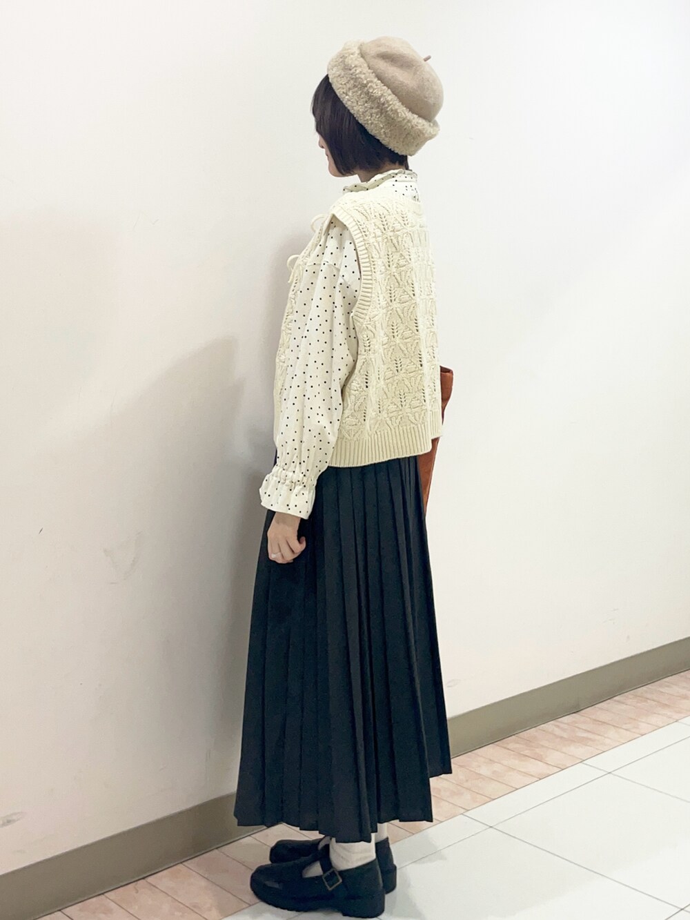 「Samansa Mos2、SM2、サマンサ モスモス(Samansa Mos2)、大人かわいい、ガーリー、ゆべし×SamansaMos2、ゆべしコラボ」|「Samansa Mos2のベロア植物図鑑柄刺繍トートバッグ(ハンドバッグ、オレンジ系)」を使った、里桜さん(骨格ナチュラル・レディース・158cm)の秋コーディネートの3枚目の写真