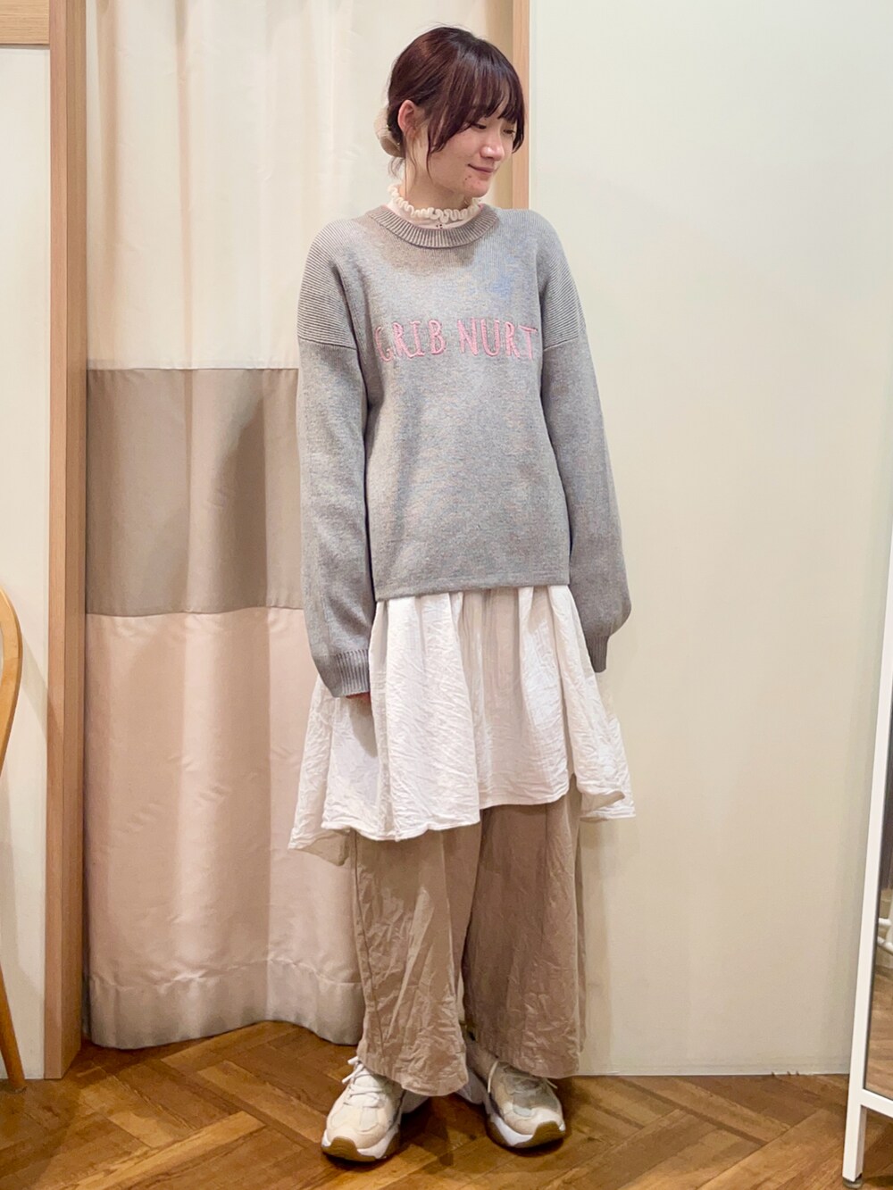 「真冬のあったかスタイル、ニット、刺繍、ピンク、グレー、チュニック、パンツスタイル、スニーカーコーデ、Samansa Mos2、SM2、サマンサ モスモス(Samansa Mos2)」|「SKECHERSのWEGO/SKECHERS DLITES3(スニーカー、ホワイト系)」を使った、里桜さん(骨格ナチュラル・レディース・158cm)の冬コーディネートの3枚目の写真