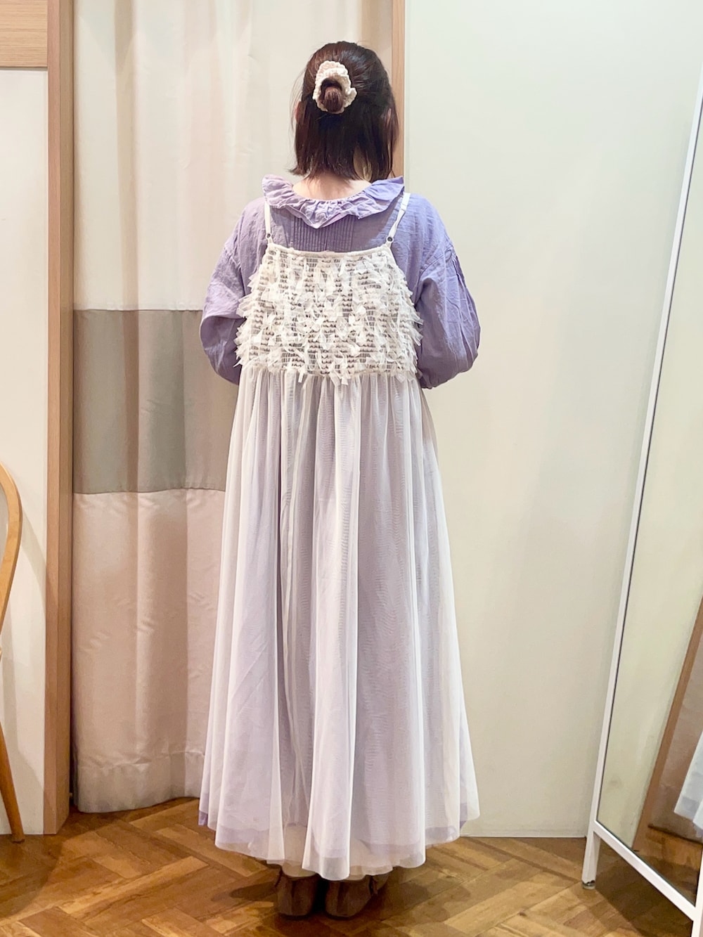ブラウン系のドレスシューズ、ホワイト系のワンピースを着用したレディースの夏コーディネートの2枚目の写真