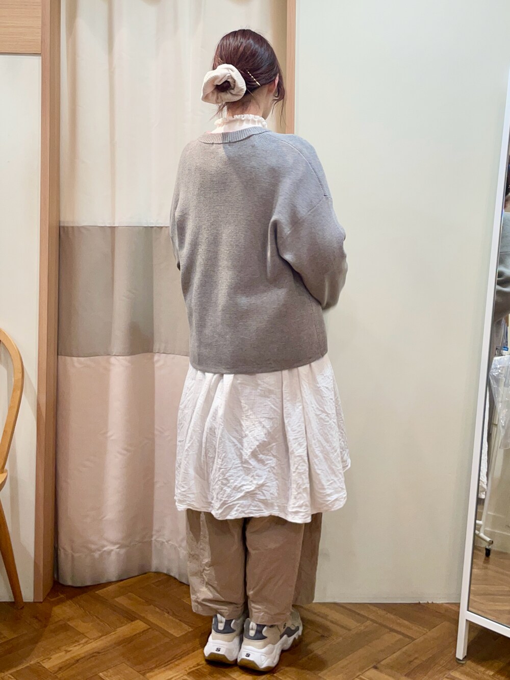 「真冬のあったかスタイル、ニット、刺繍、ピンク、グレー、チュニック、パンツスタイル、スニーカーコーデ、Samansa Mos2、SM2、サマンサ モスモス(Samansa Mos2)」|「SKECHERSのWEGO/SKECHERS DLITES3(スニーカー、ホワイト系)」を使った、里桜さん(骨格ナチュラル・レディース・158cm)の冬コーディネートの2枚目の写真