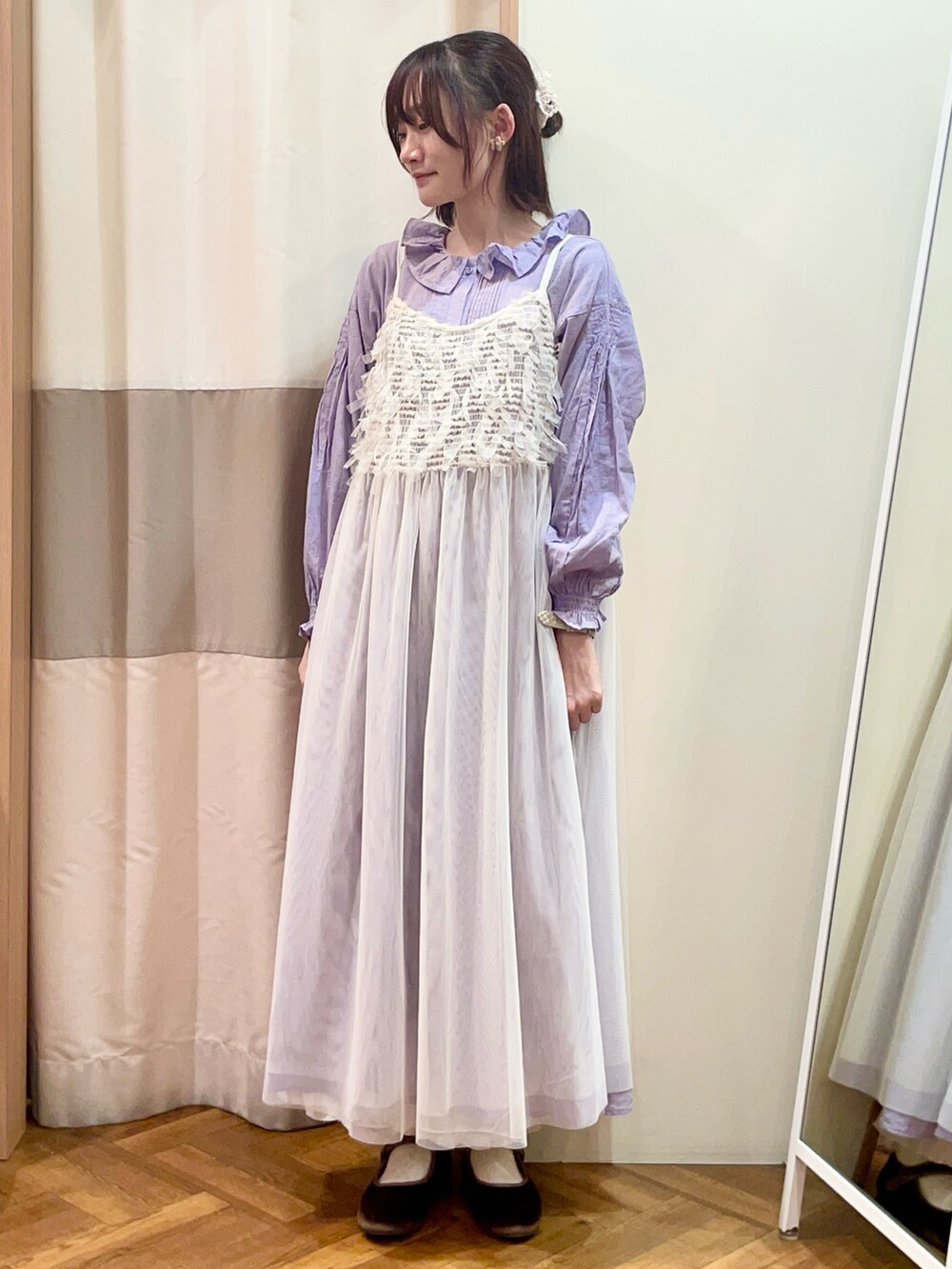 ブラウン系のドレスシューズ、ホワイト系のワンピースを着用したレディースの夏コーディネートの4枚目の写真