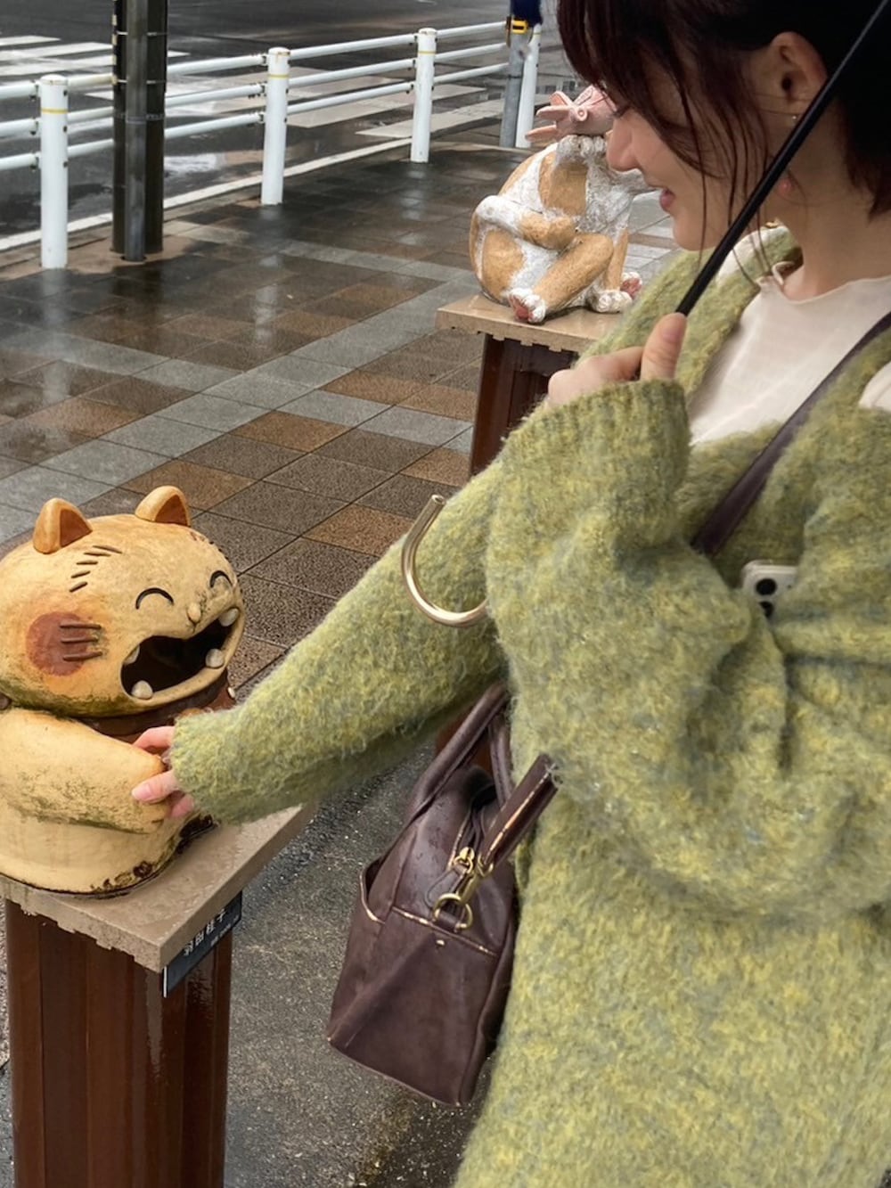 「Samansa Mos2、サマンサ モスモス(Samansa Mos2)、Samansa Mos2 blue、サマンサモスモスブルー、レイヤードスタイル、休日スタイル、休日コーデ、お出かけコーデ、タイトスカート、カーディガン、ニット、シアートップス、バレエシューズ、秋コーデ、ショルダーバッグ」｜「Samansa Mos2のボストンミニショルダー（ショルダーバッグ、ブラウン系）」を使った、里桜さん（骨格ナチュラル・レディース・158cm）の秋コーディネートの2枚目の写真
