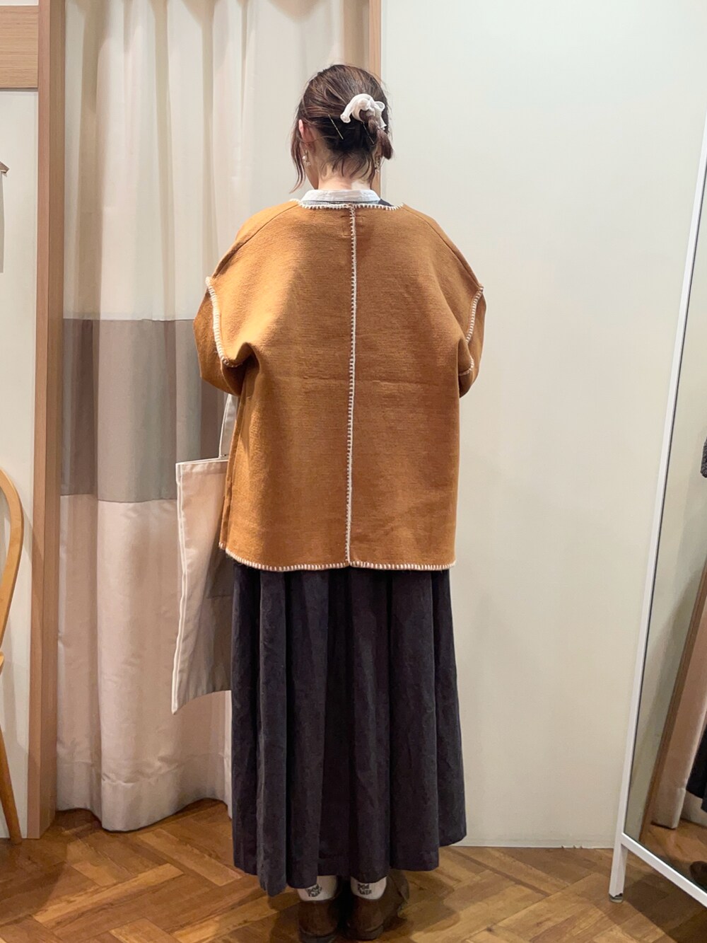 「Samansa Mos2、SM2、サマンサ モスモス(Samansa Mos2)、ジャンパースカート、ワンピース、ニット、アウター、キャメル、ブラック、ギンガムチェック、秋コーデ、冬コーデ、ブラウス」｜「Samansa Mos2の【Sサイズ WEB限定】綿麻前後着タックジャンスカ（ワンピース、グレー系）」を使った、里桜さん（骨格ナチュラル・レディース・158cm）の秋コーディネートの3枚目の写真