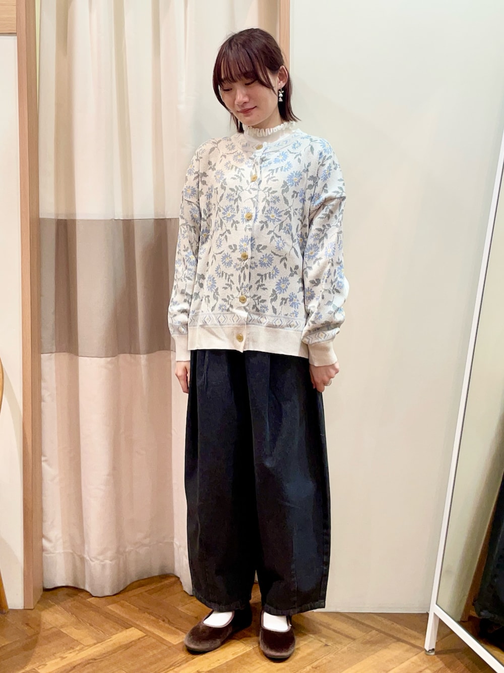 ブラウン系のドレスシューズ、ホワイト系のカーディガン/ボレロ、ブラック系のその他パンツを着用したレディースの春コーディネートの4枚目の写真