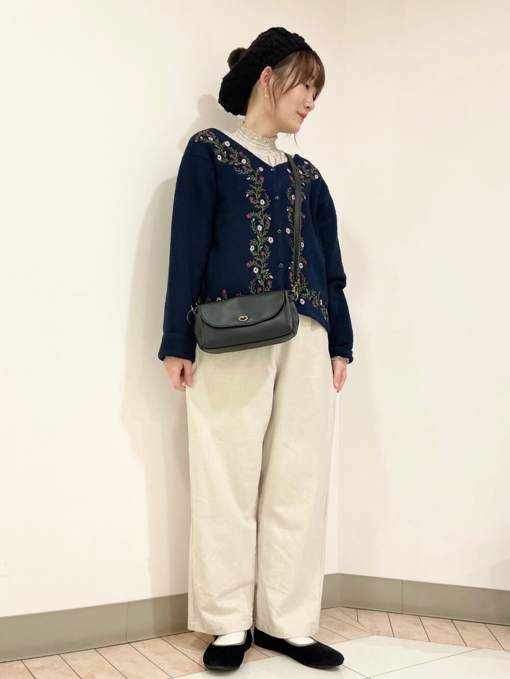 「サマンサ モスモス(Samansa Mos2)、SM2、Samansa Mos2、カジュアルガーリー、冬コーデ、秋冬コーデ、パンツスタイル、刺繍、カーディガン、バレエシューズ、ショルダーバッグ、ベレー帽、158cm、スタンドカラー、ほめられ本命コーデ」|「Samansa Mos2の襟シャーリングメローブラウス(シャツ/ブラウス、ベージュ系)」を使った、里桜さん(骨格ナチュラル・レディース・158cm)の秋コーディネートの2枚目の写真
