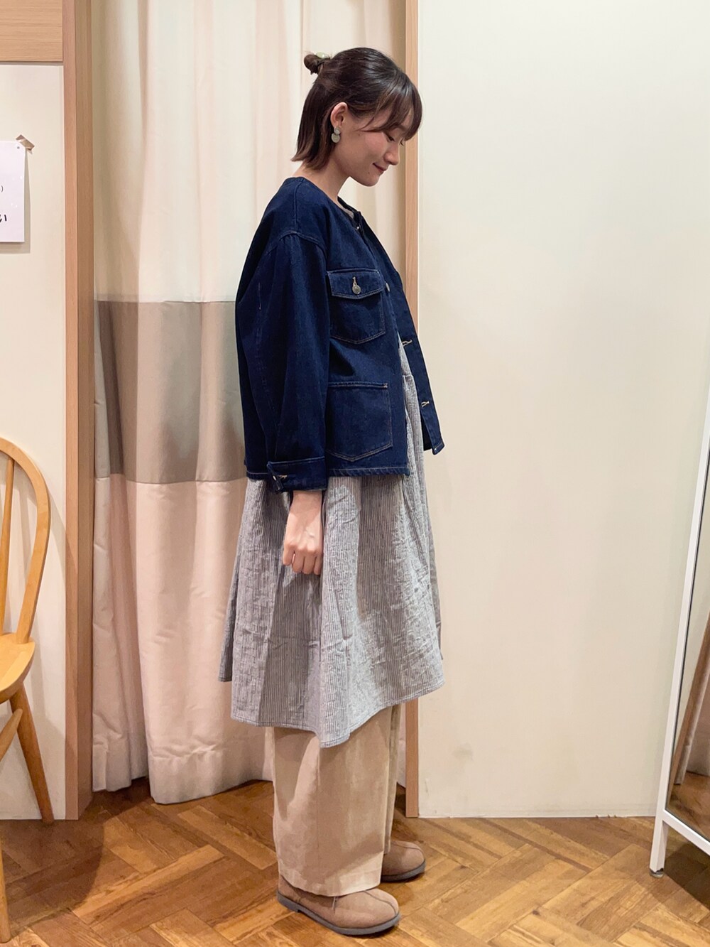 ベージュ系のその他パンツ、ブルー系のチュニック、ベージュ系のドレスシューズを着用したレディースの秋コーディネートの2枚目の写真