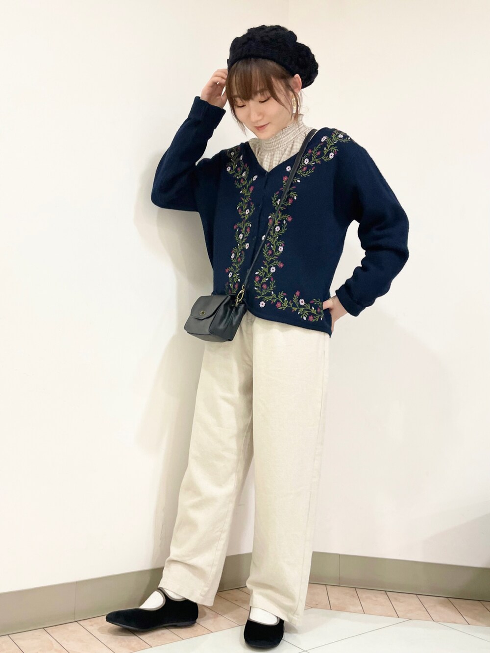 「サマンサ モスモス(Samansa Mos2)、SM2、Samansa Mos2、カジュアルガーリー、冬コーデ、秋冬コーデ、パンツスタイル、刺繍、カーディガン、バレエシューズ、ショルダーバッグ、ベレー帽、158cm、スタンドカラー、ほめられ本命コーデ」|「Samansa Mos2の襟シャーリングメローブラウス(シャツ/ブラウス、ベージュ系)」を使った、里桜さん(骨格ナチュラル・レディース・158cm)の秋コーディネートの4枚目の写真