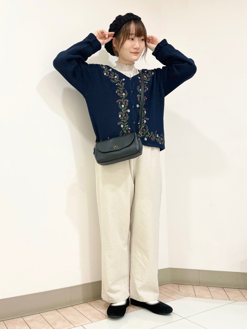 「サマンサ モスモス(Samansa Mos2)、SM2、Samansa Mos2、カジュアルガーリー、冬コーデ、秋冬コーデ、パンツスタイル、刺繍、カーディガン、バレエシューズ、ショルダーバッグ、ベレー帽、158cm、スタンドカラー、ほめられ本命コーデ」|「Samansa Mos2の襟シャーリングメローブラウス(シャツ/ブラウス、ベージュ系)」を使った、里桜さん(骨格ナチュラル・レディース・158cm)の秋コーディネートの3枚目の写真