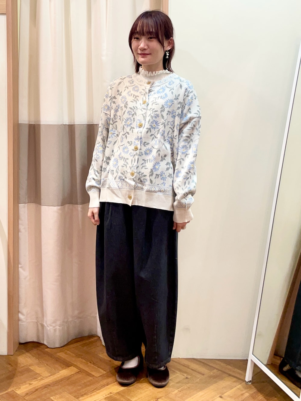 ブラウン系のドレスシューズ、ホワイト系のカーディガン/ボレロ、ブラック系のその他パンツを着用したレディースの春コーディネートの2枚目の写真