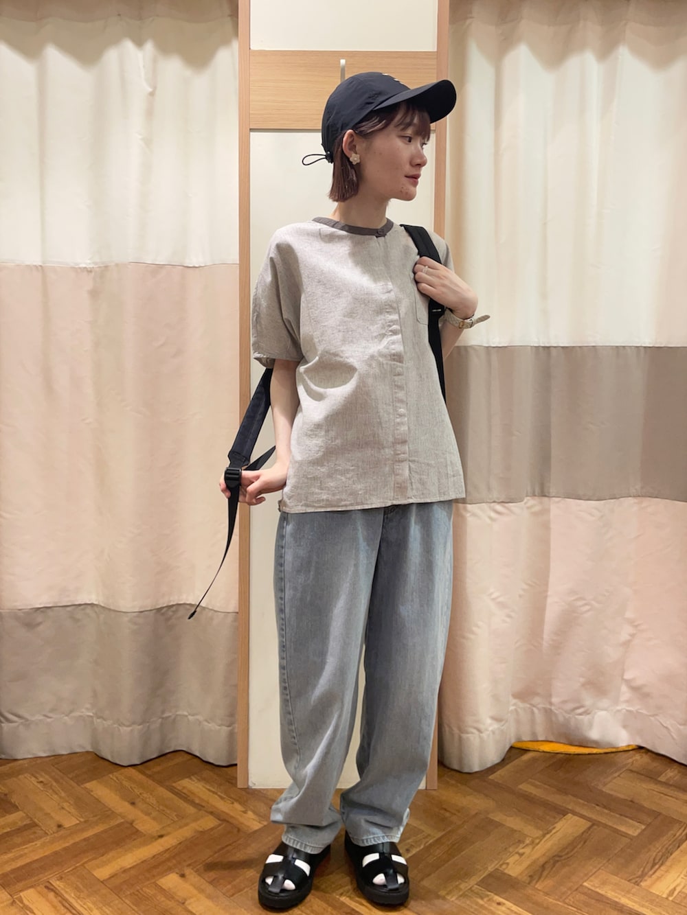 「Samansa Mos2、SM2、サマンサ モスモス(Samansa Mos2)、サンダル、ストライプ、接触冷感、クレリックシャツ、ノーカラーシャツ、デニム、デニムパンツ、キャップ、リュック、お出かけコーデ、オトナ女子、休日スタイル」｜「Samansa Mos2の【UVカット/撥水加工/消臭効果】刺繍ナイロンキャップ（ハット、ブラック系）」を使った、里桜さん（骨格ナチュラル・レディース・158cm）の夏コーディネートの2枚目の写真