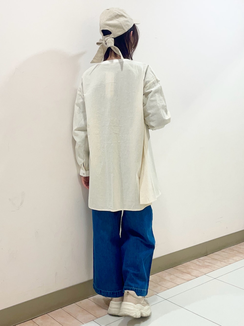 ベージュ系のスニーカーを着用したレディースの夏コーディネートの2枚目の写真