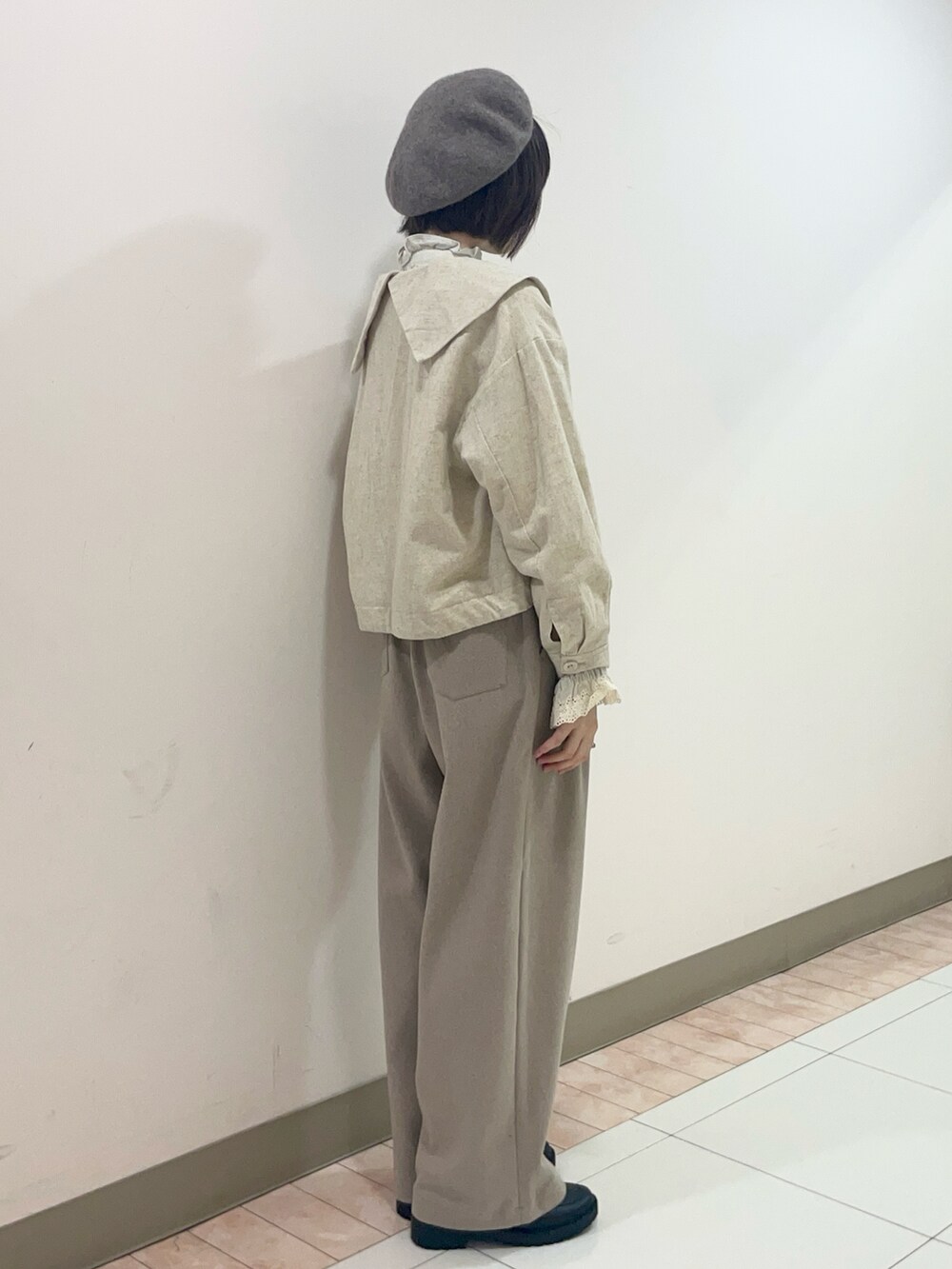 ブラック系のドレスシューズ、グレー系のシャツ/ブラウス、ホワイト系のノーカラージャケットを着用したレディースの秋コーディネートの2枚目の写真