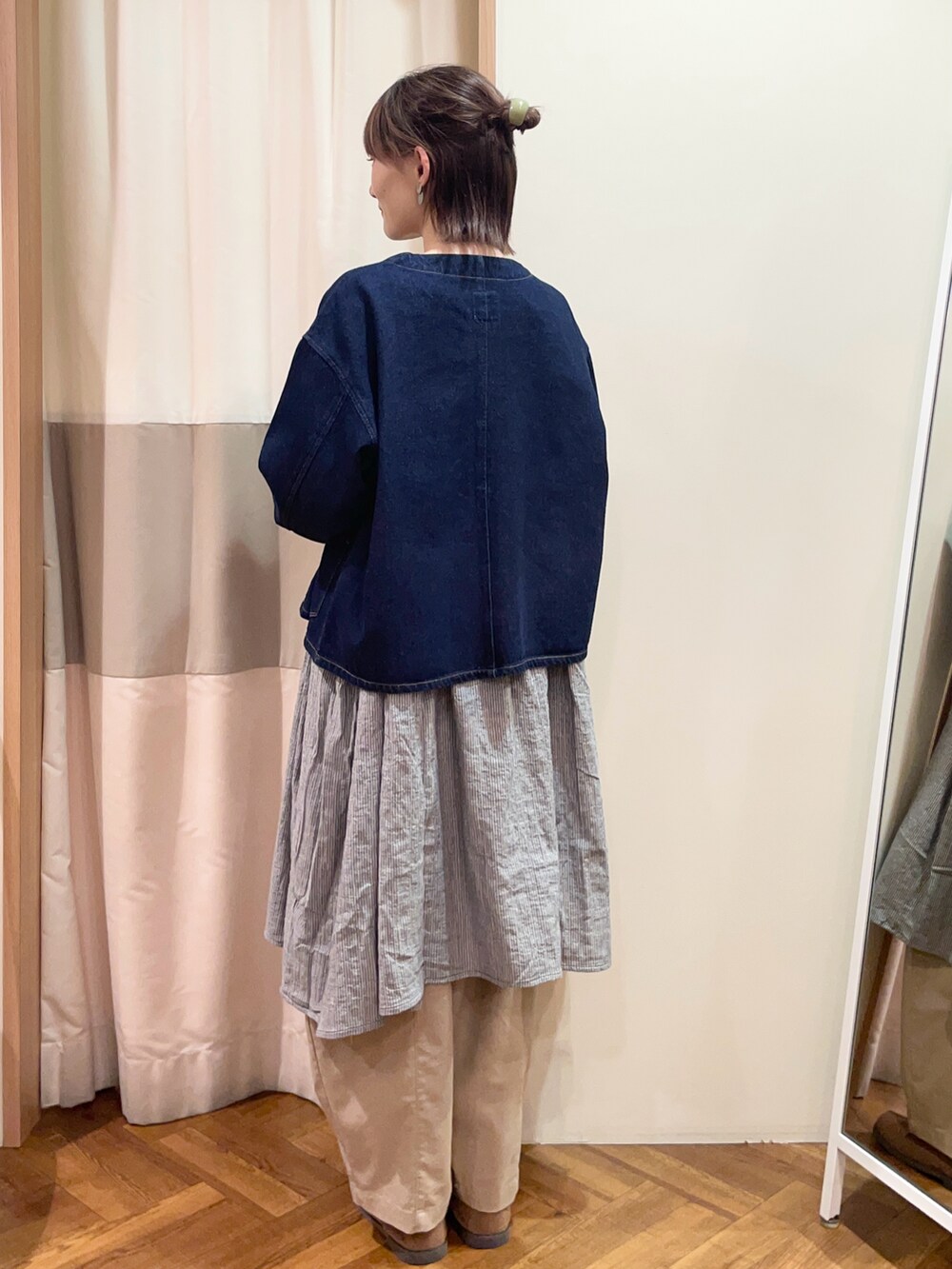 ベージュ系のその他パンツ、ブルー系のチュニック、ベージュ系のドレスシューズを着用したレディースの秋コーディネートの3枚目の写真